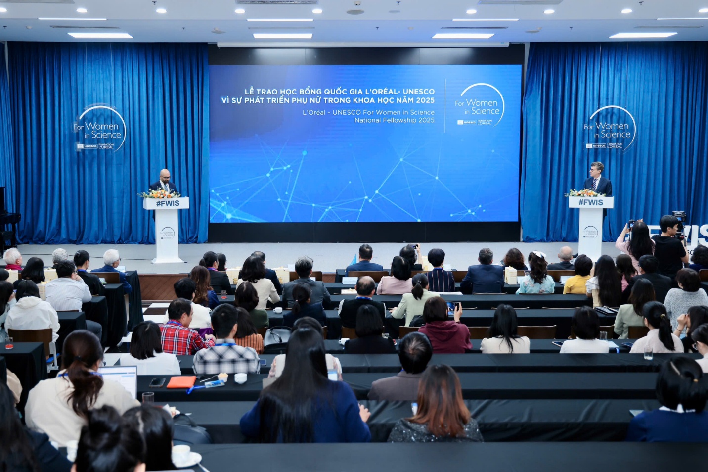 Tre vietnamesiska kvinnliga forskare får L'Oréal-UNESCO-stipendier - Foto 1. Ba nhà khoa học nữ Việt Nam nhận học bổng L’Oréal - UNESCO- Ảnh 1.