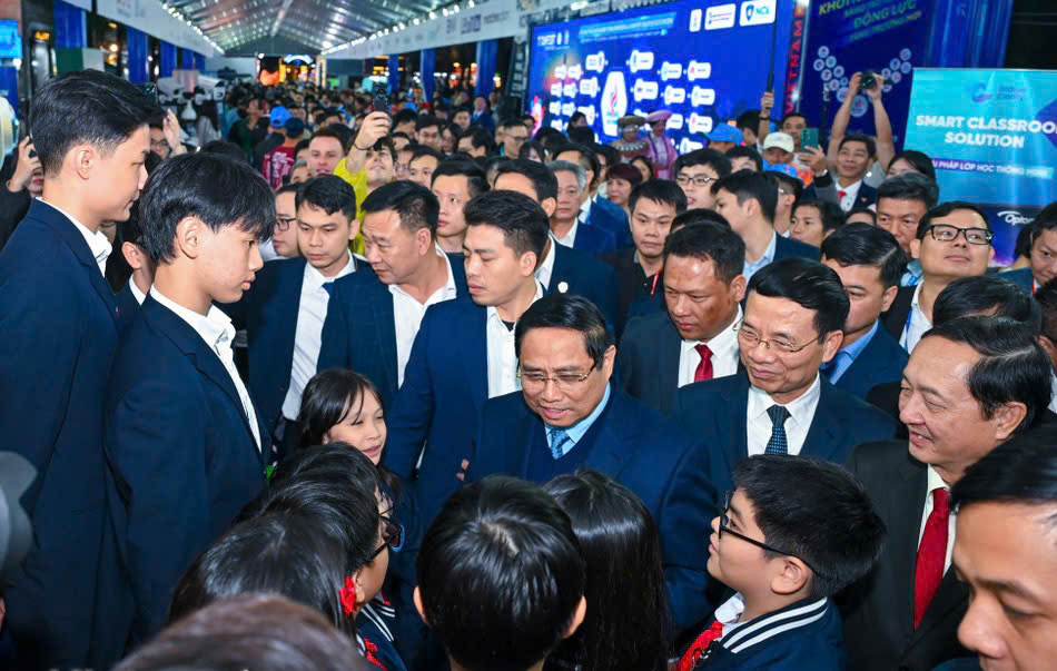 Thủ tướng Phạm Minh Chính tham dự Lễ khai mạc Techfest Việt Nam 2025- Ảnh 2. Thủ tướng Phạm Minh Chính tham dự Lễ khai mạc Techfest Việt Nam 2025- Ảnh 2.