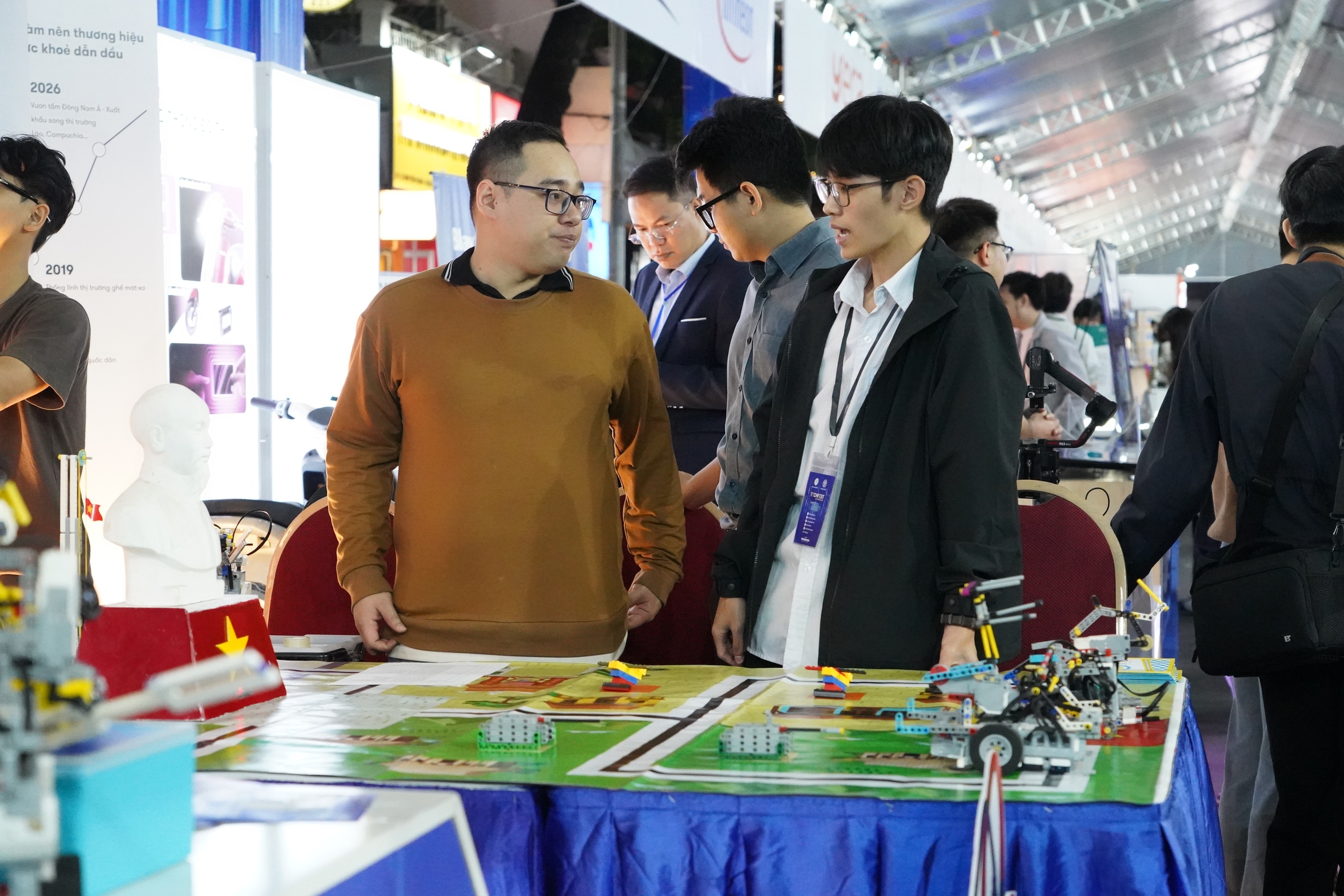 Prim-ministrul experimentează tehnologia la Techfest Vietnam 2025 - Fotografia 8. Thủ tướng trải nghiệm công nghệ tại Techfest Việt Nam 2025- Ảnh 8.
