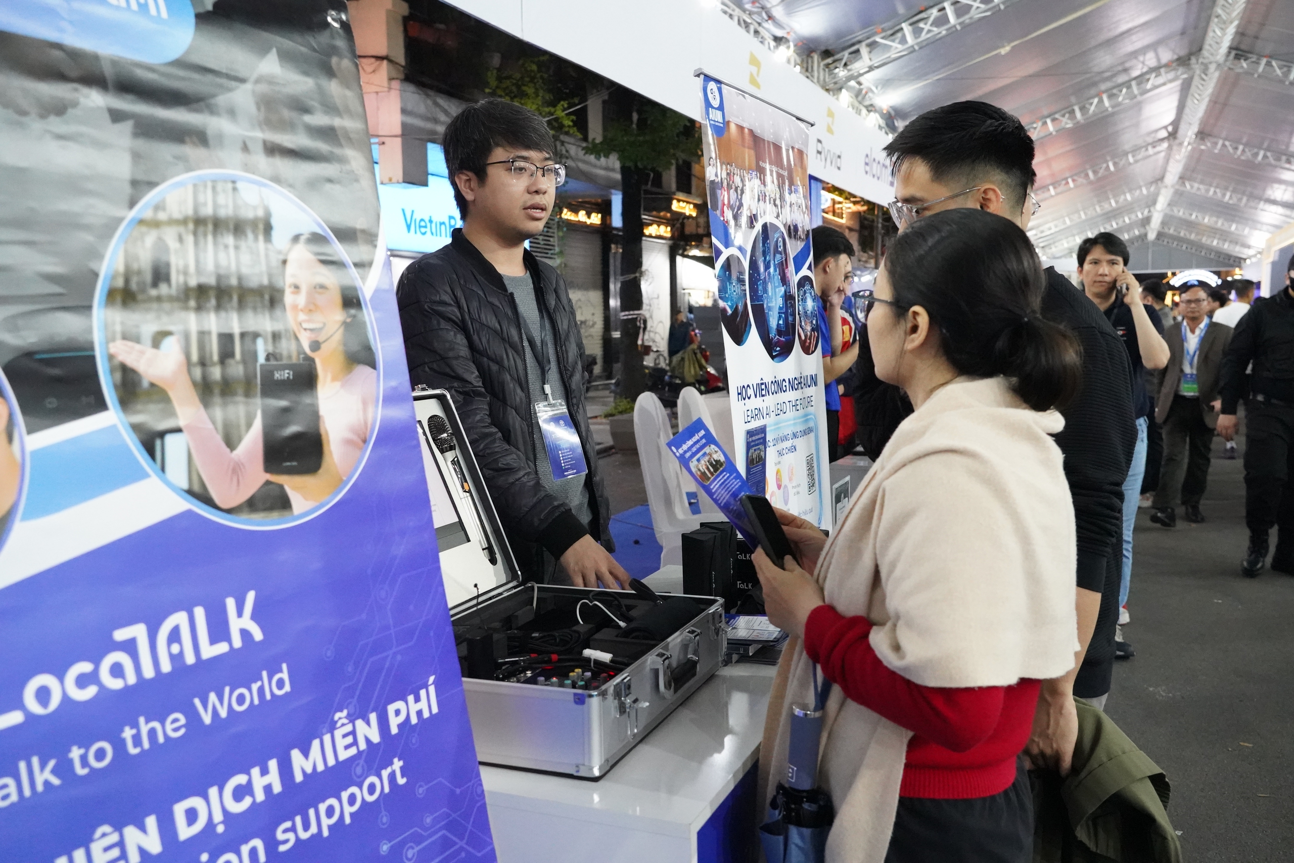 Prim-ministrul experimentează tehnologia la Techfest Vietnam 2025 - Fotografia 6. Thủ tướng trải nghiệm công nghệ tại Techfest Việt Nam 2025- Ảnh 6.