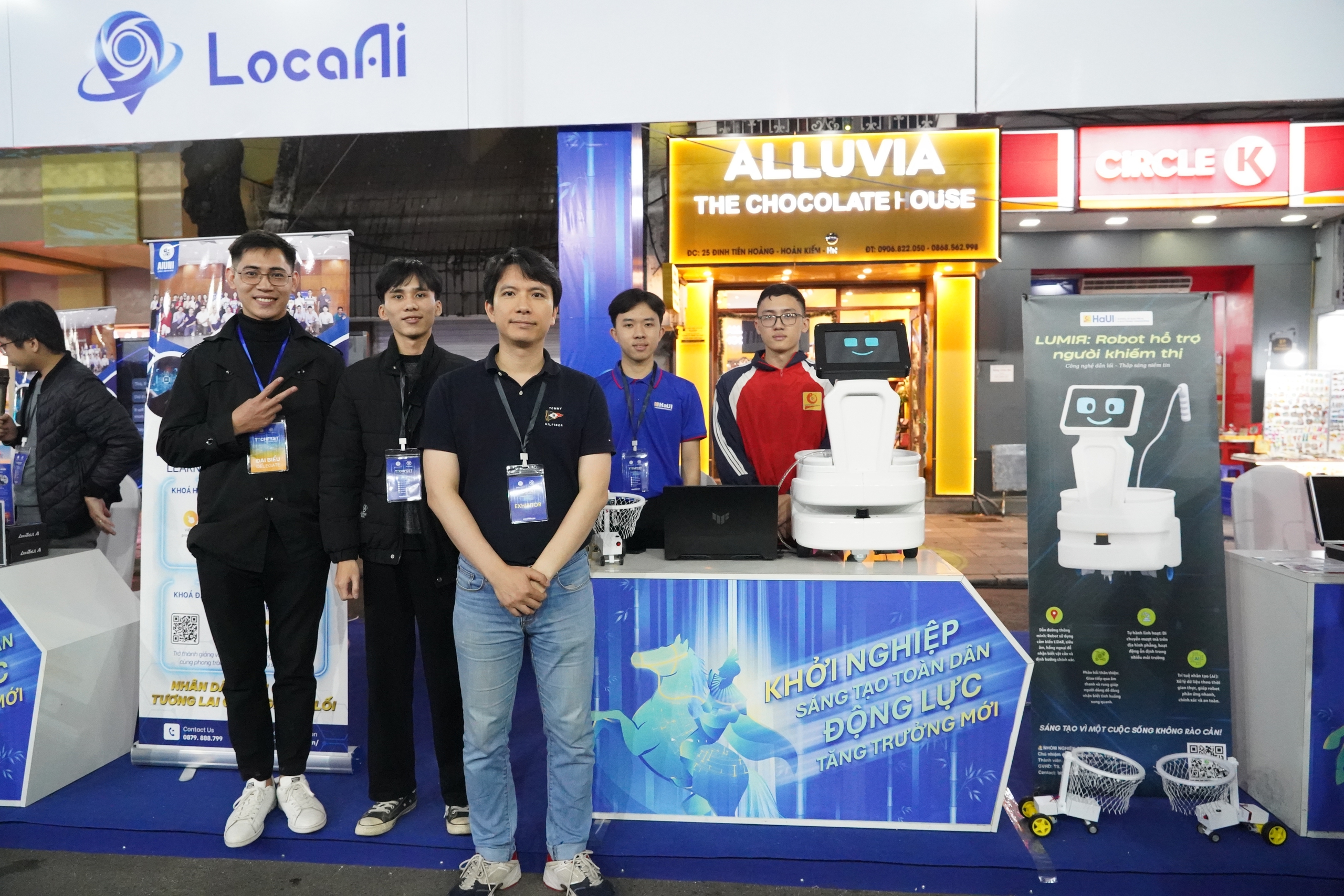 Prim-ministrul experimentează tehnologia la Techfest Vietnam 2025 - Fotografia 7. Thủ tướng trải nghiệm công nghệ tại Techfest Việt Nam 2025- Ảnh 7.