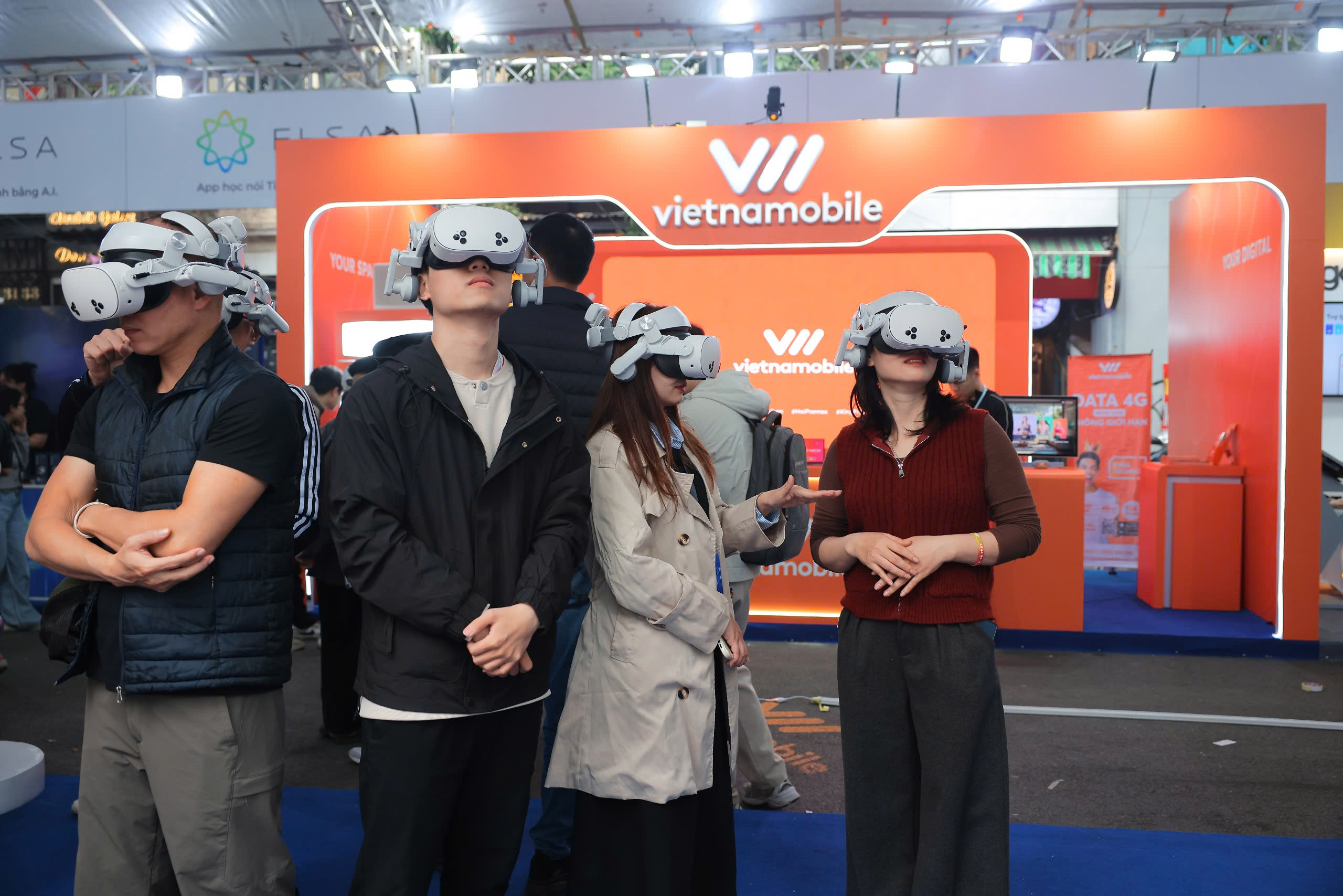 Prim-ministrul experimentează tehnologia la Techfest Vietnam 2025 - Fotografia 4. Thủ tướng trải nghiệm công nghệ tại Techfest Việt Nam 2025- Ảnh 4.