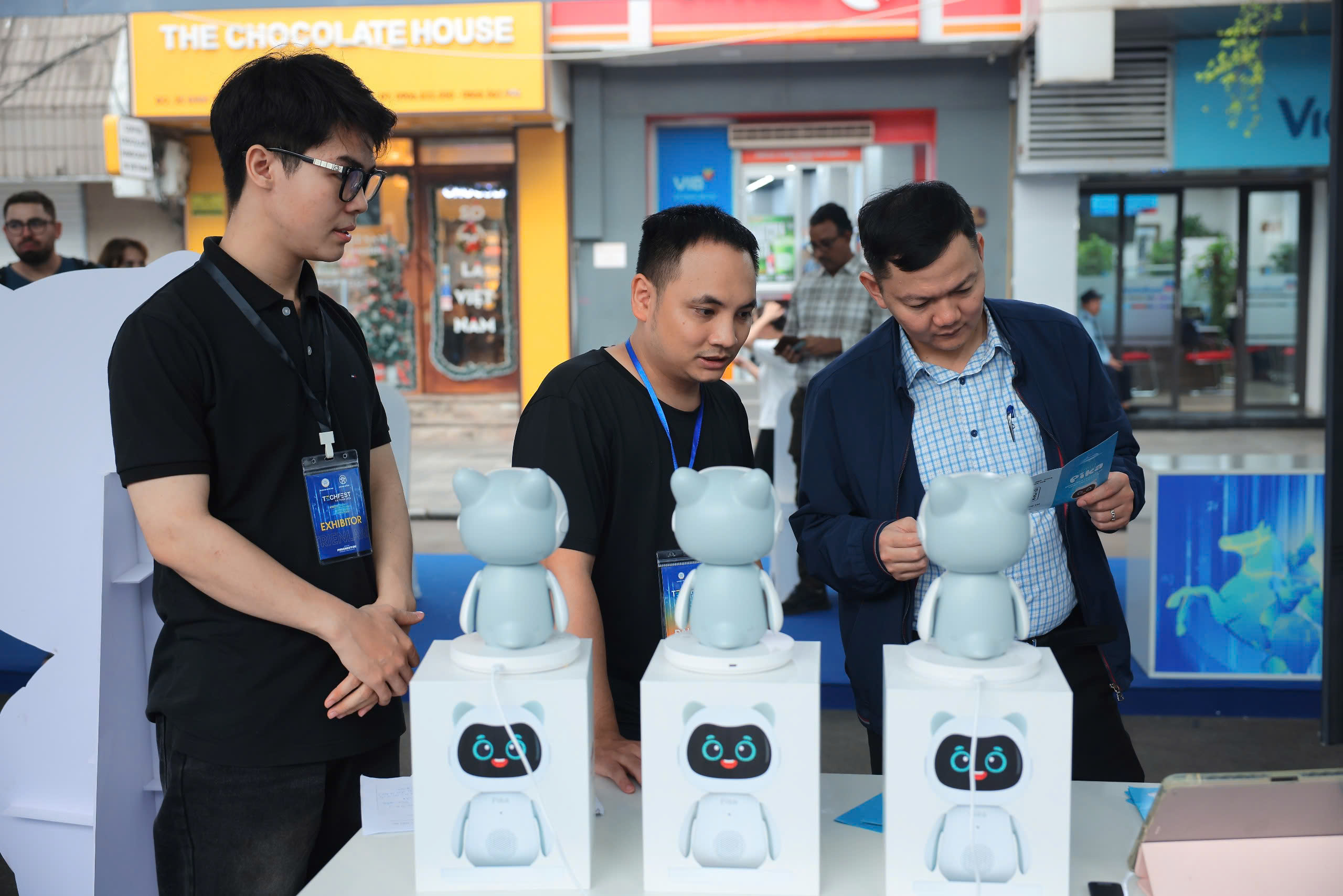 Prim-ministrul experimentează tehnologia la Techfest Vietnam 2025 - Fotografia 5. Thủ tướng trải nghiệm công nghệ tại Techfest Việt Nam 2025- Ảnh 5.