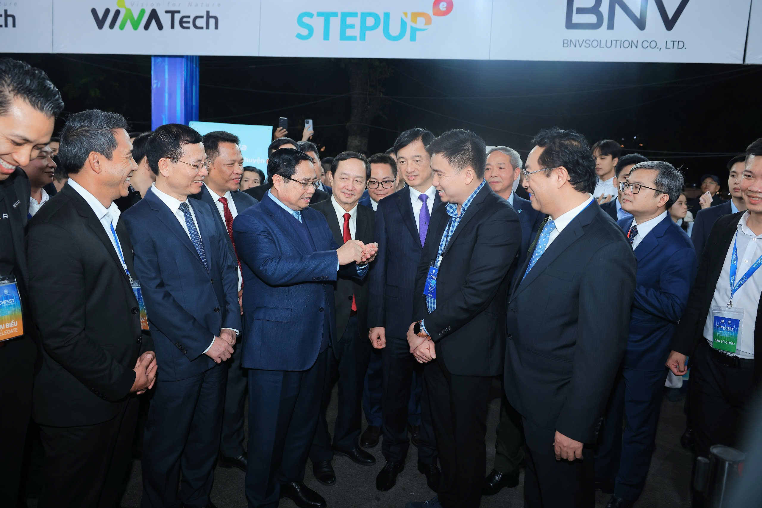 Prim-ministrul experimentează tehnologia la Techfest Vietnam 2025 - Fotografia 2. Thủ tướng trải nghiệm công nghệ tại Techfest Việt Nam 2025- Ảnh 2.