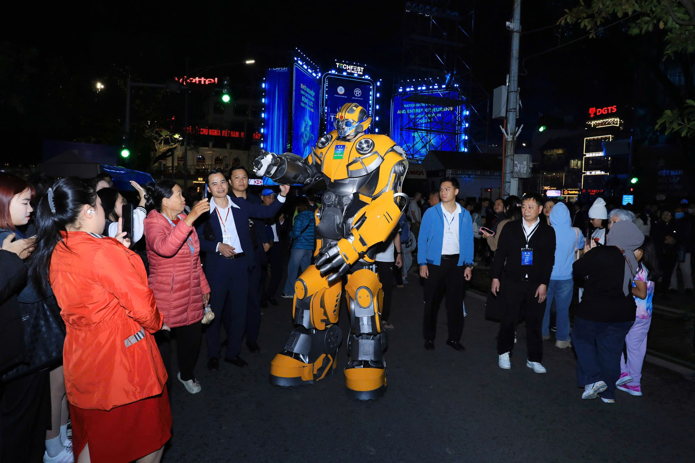 Prim-ministrul experimentează tehnologia la Techfest Vietnam 2025 - Fotografia 9. Thủ tướng trải nghiệm công nghệ tại Techfest Việt Nam 2025- Ảnh 9.