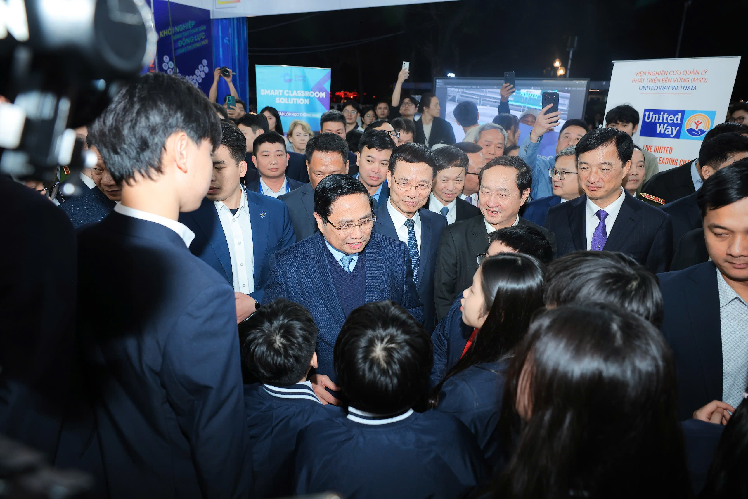 Prim-ministrul experimentează tehnologia la Techfest Vietnam 2025 - Fotografia 3. Thủ tướng trải nghiệm công nghệ tại Techfest Việt Nam 2025- Ảnh 3.