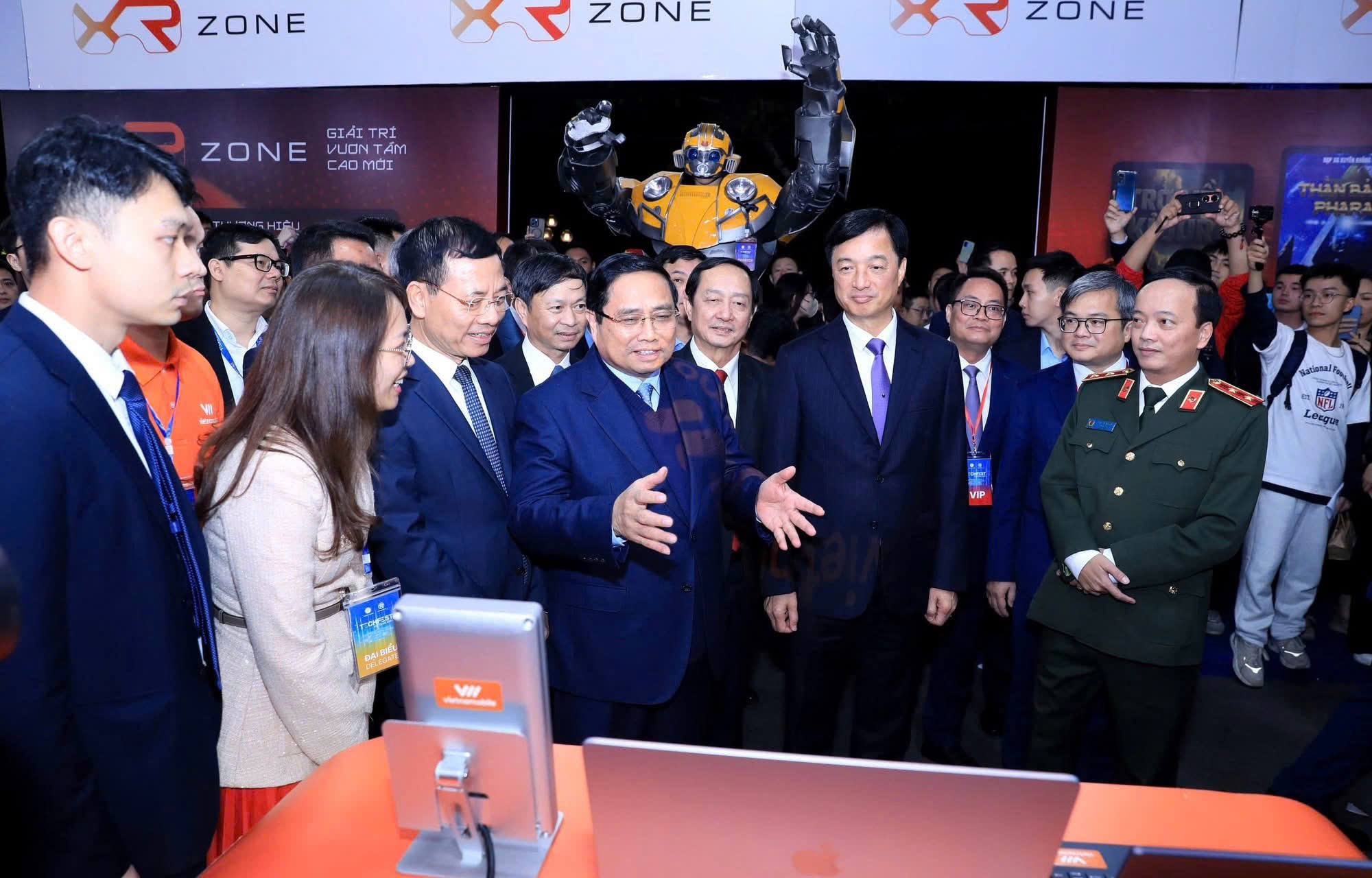 Prim-ministrul experimentează tehnologia la Techfest Vietnam 2025 - Fotografia 1. Thủ tướng trải nghiệm công nghệ tại Techfest Việt Nam 2025- Ảnh 1.