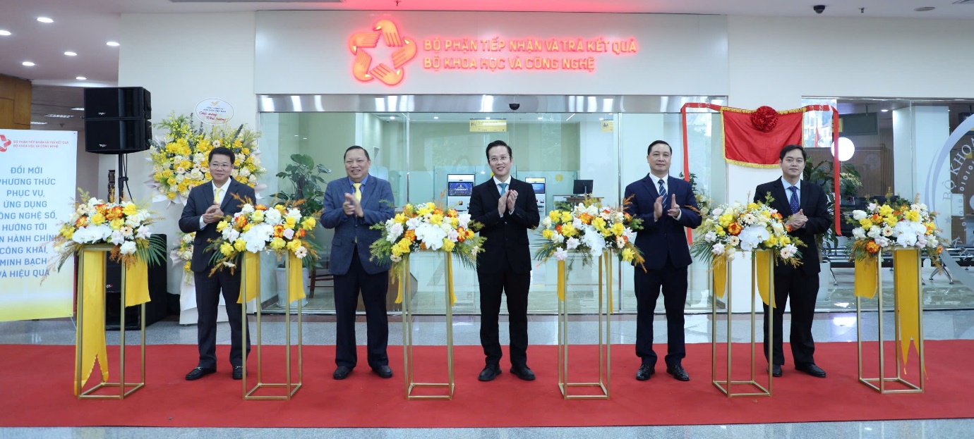 Deschiderea centrului de servicii unice al Ministerului Științei și Tehnologiei - un proiect care celebrează cel de-al 14-lea Congres Național al Partidului Comunist din Vietnam - Fotografia 3. Khai trương bộ phận một cửa Bộ Khoa học và Công nghệ - công trình chào mừng Đại hội Đại biểu toàn quốc lần thứ XIV của Đảng- Ảnh 3.