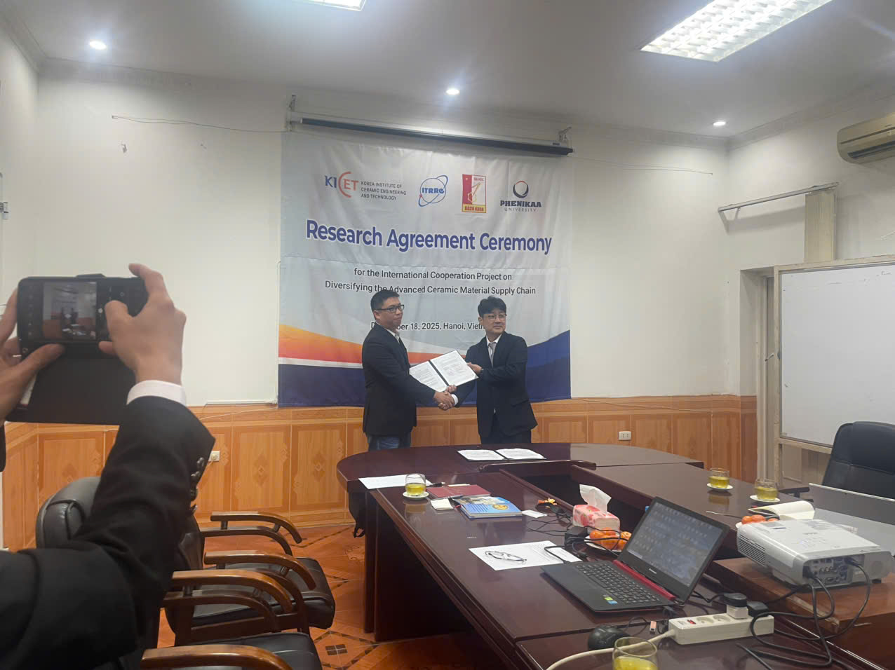 Đẩy mạnh hợp t&aacute;c nghi&ecirc;n cứu khoa học về vật liệu mới- Ảnh 2.