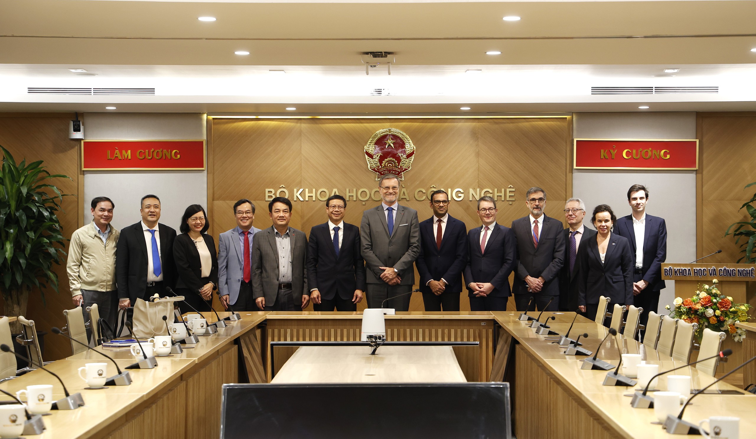 レ・スアン・ディン副大臣がフランス国営電力グループの代表団を歓迎  - 写真2 Thứ trưởng Lê Xuân Định tiếp đoàn công tác Tập đoàn Điện lực Nhà nước Pháp
- Ảnh 2.