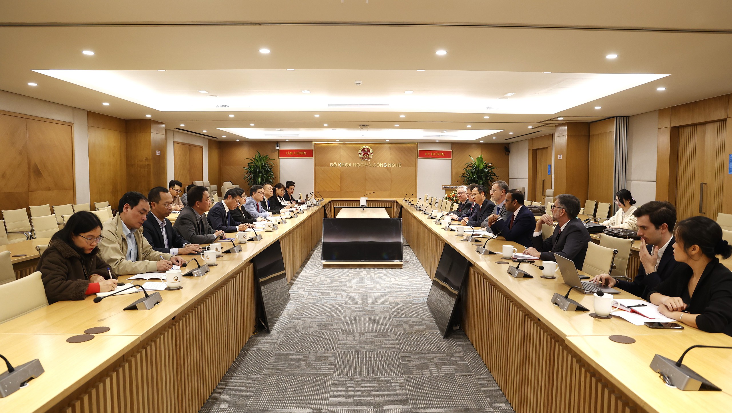 レ・スアン・ディン副大臣がフランス国営電力グループの代表団を歓迎  - 写真1 Thứ trưởng Lê Xuân Định tiếp đoàn công tác Tập đoàn Điện lực Nhà nước Pháp
- Ảnh 1.