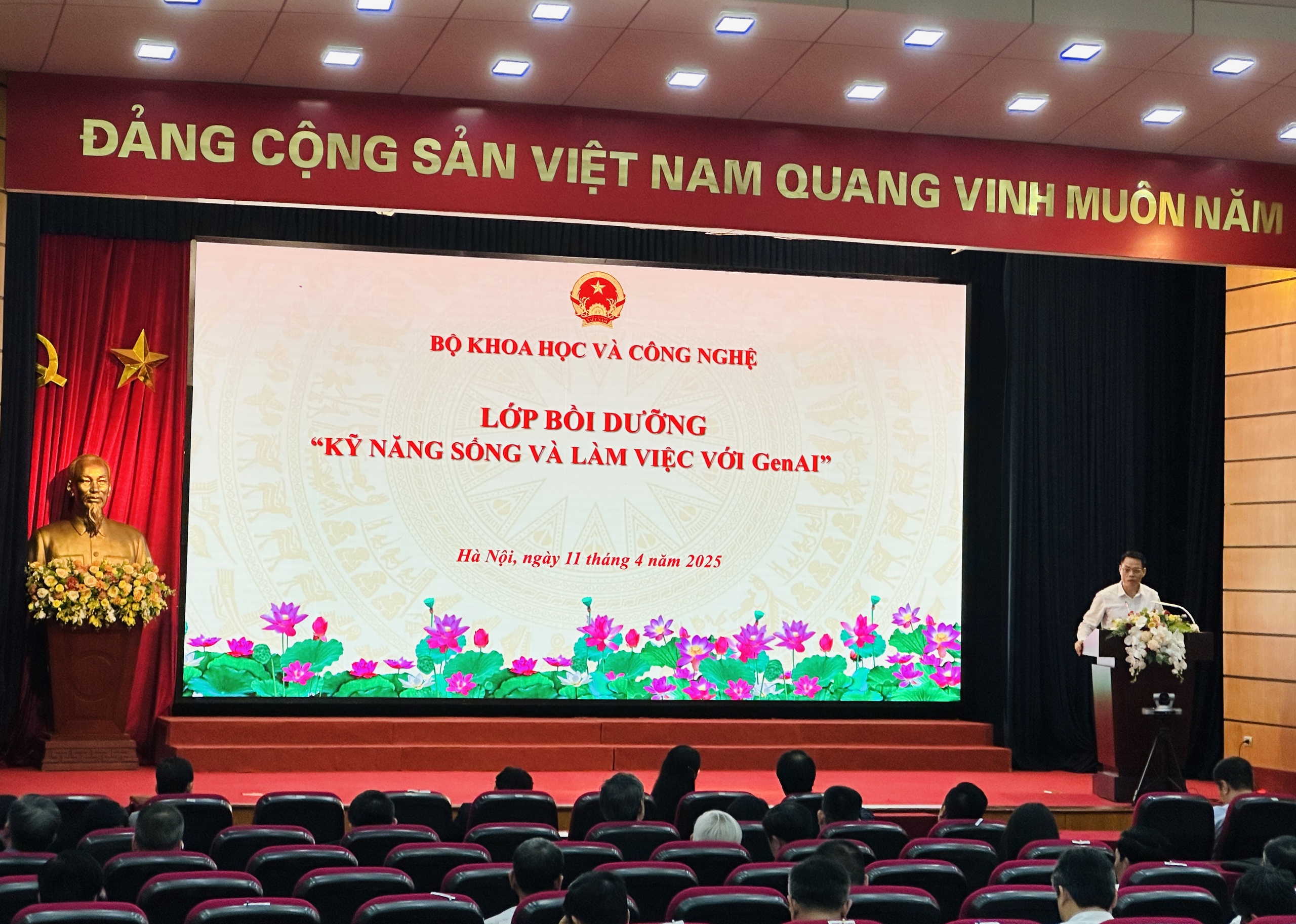 Cán bộ KH&CN học cách sống và làm việc cùng GenAI - Ảnh 1.
