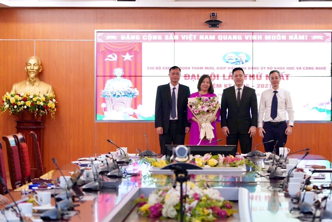 תאי מפלגה של סוכנויות ייעוץ וסיוע של ועדת המפלגה של משרד המדע והטכנולוגיה: שמירה על תפקיד המנהיגות הליבה והחדשנות החלוצית - תמונה 4. Chi bộ Các cơ quan tham mưu, giúp việc Đảng ủy Bộ KH&CN: Giữ vững vai trò hạt nhân lãnh đạo, tiên phong đổi mới- Ảnh 4.