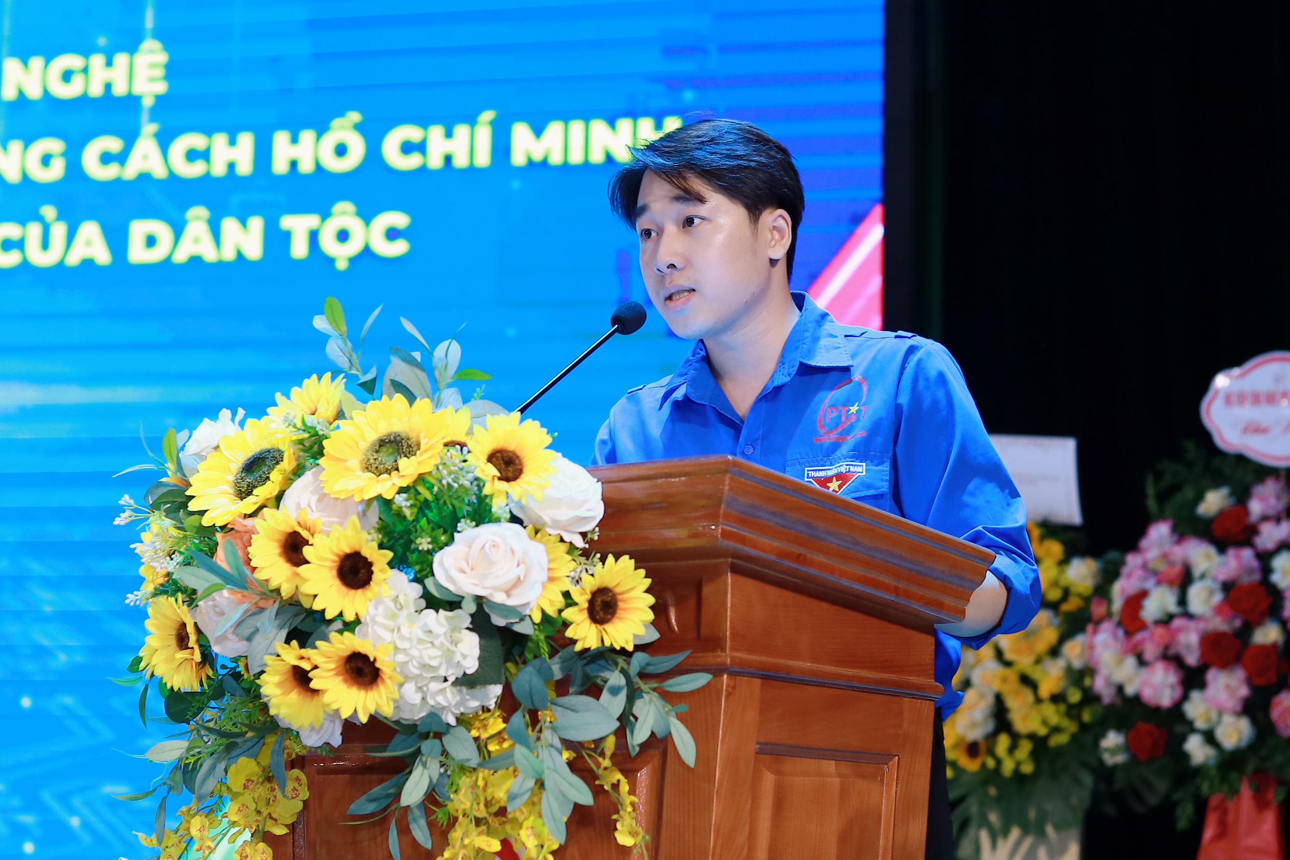 Het promoten van de rol van jongeren bij het bestuderen en volgen van Ho Chi Minh's ideologie, moraal en levensstijl in het tijdperk van nationale groei - Foto 3. Phát huy vai trò của thanh niên trong học tập và làm theo tư tưởng đạo đức, phong cách Hồ Chí Minh trong kỷ nguyên vươn mình của dân tộc- Ảnh 3.