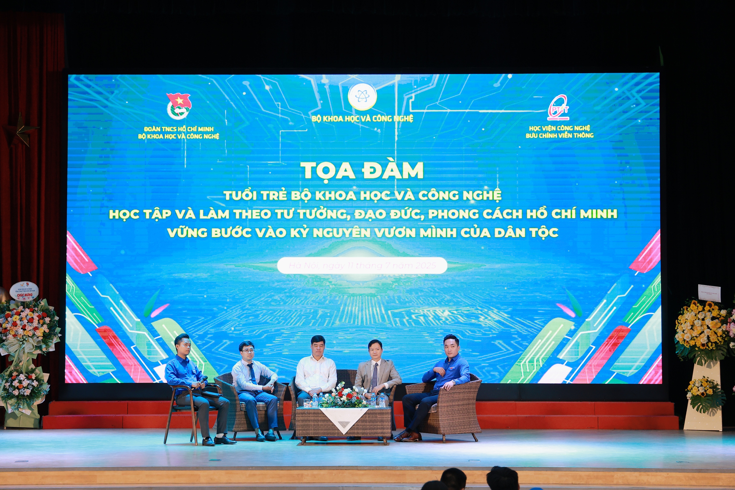 Het promoten van de rol van jongeren bij het bestuderen en volgen van Ho Chi Minh's ideologie, moraal en levensstijl in het tijdperk van nationale groei - Foto 5. Phát huy vai trò của thanh niên trong học tập và làm theo tư tưởng đạo đức, phong cách Hồ Chí Minh trong kỷ nguyên vươn mình của dân tộc- Ảnh 5.