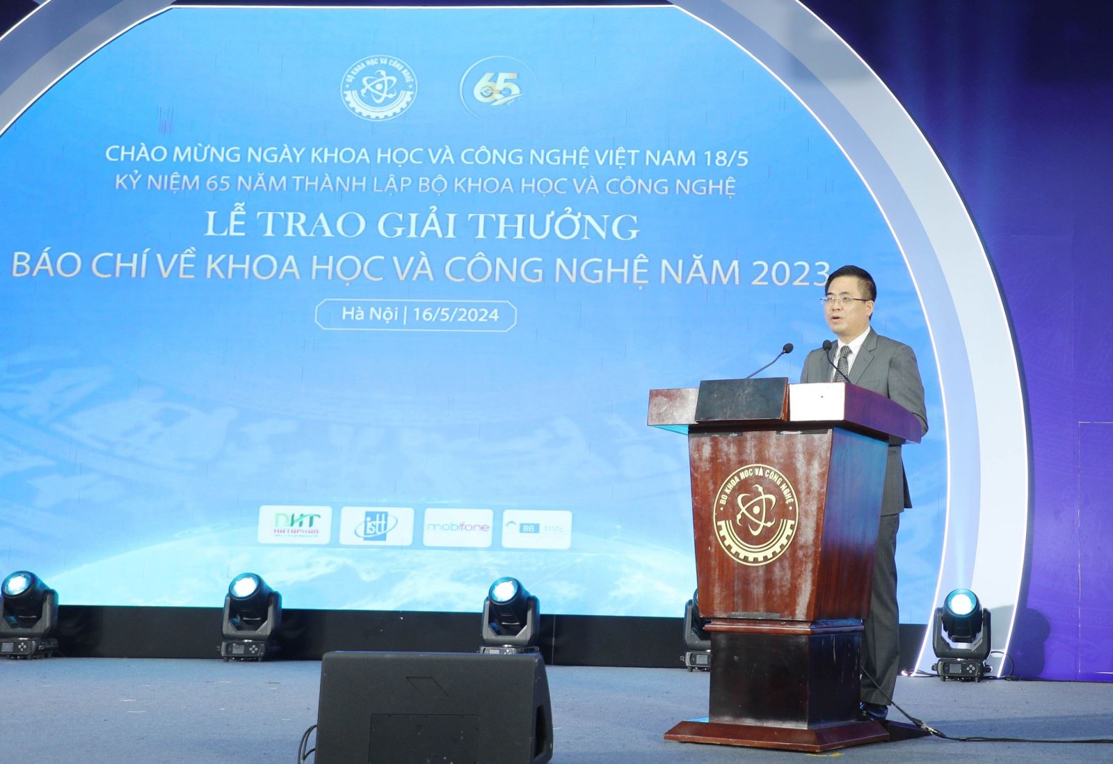 Bộ Khoa học và Công nghệ vinh danh các tác giả đoạt Giải báo chí về KH&CN năm 2023 - Ảnh 2.
