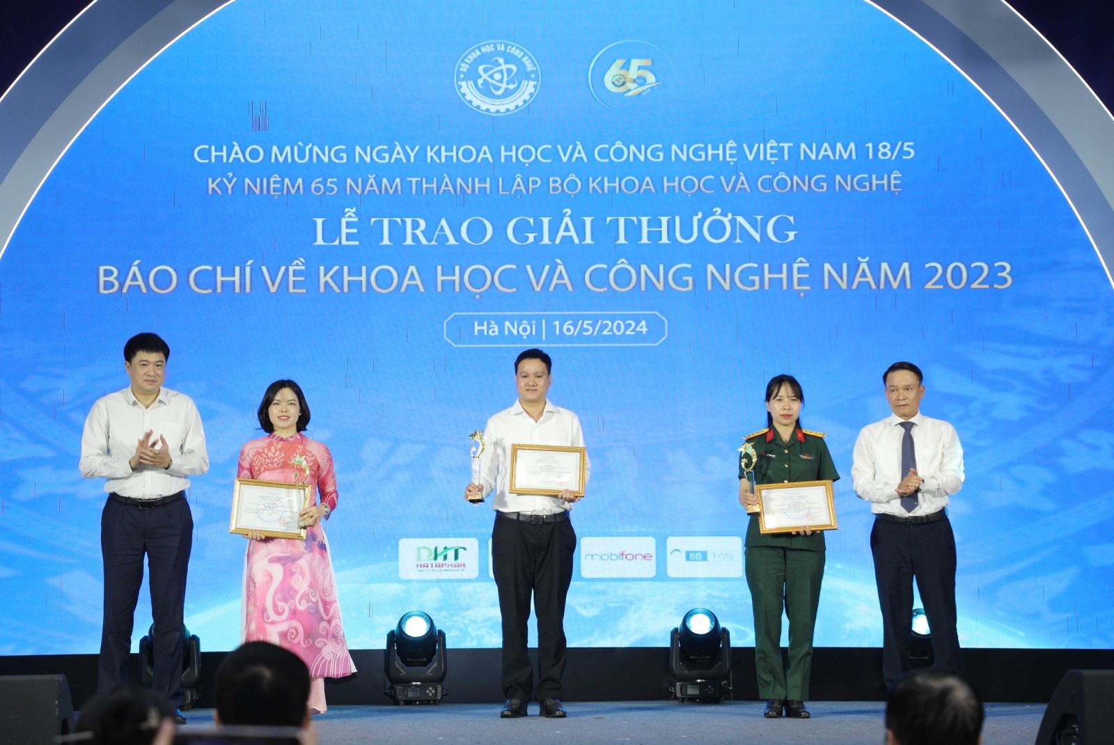 Bộ Khoa học và Công nghệ vinh danh các tác giả đoạt Giải báo chí về KH&CN năm 2023 - Ảnh 7.