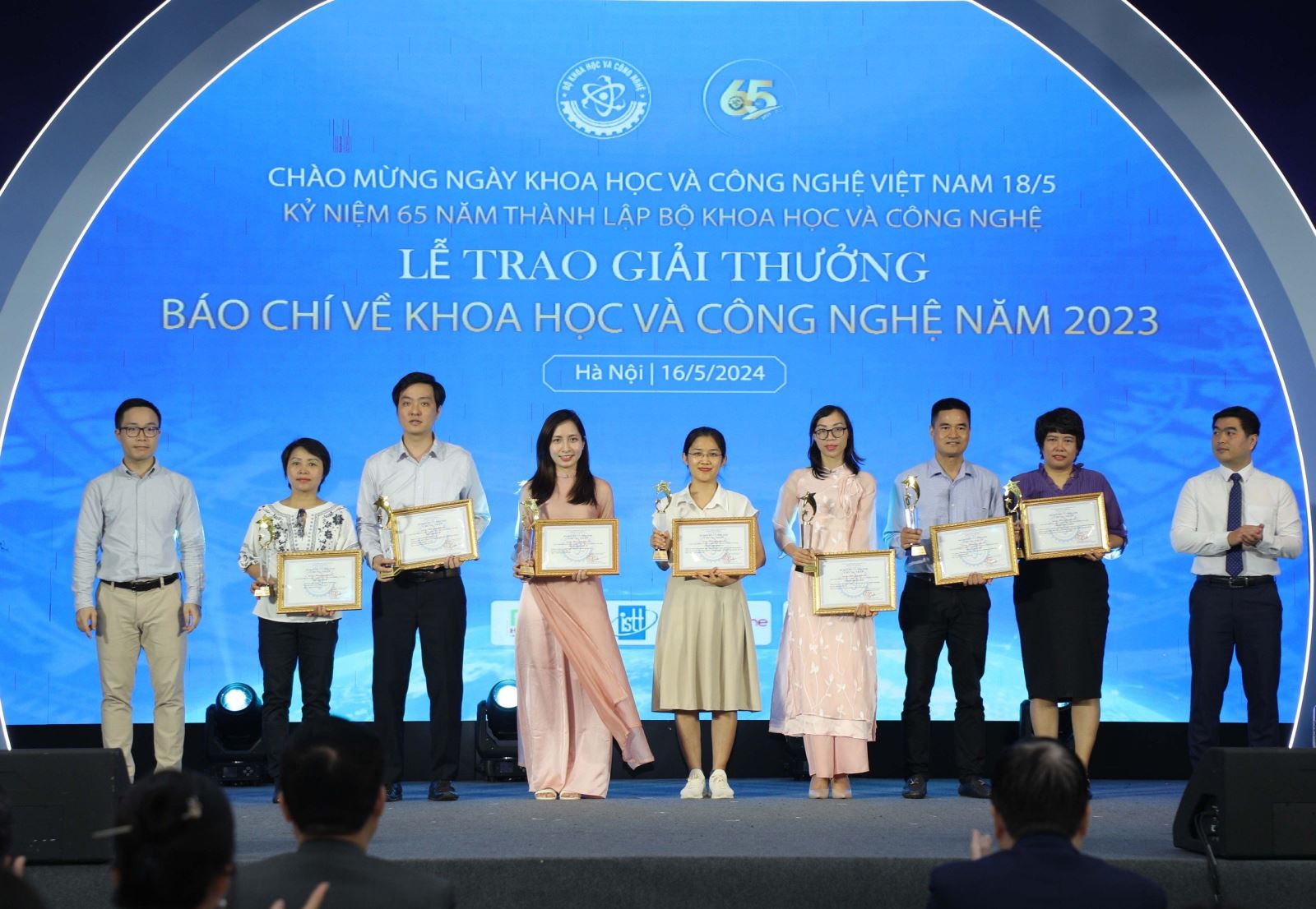 Bộ Khoa học và Công nghệ vinh danh các tác giả đoạt Giải báo chí về KH&CN năm 2023 - Ảnh 8.