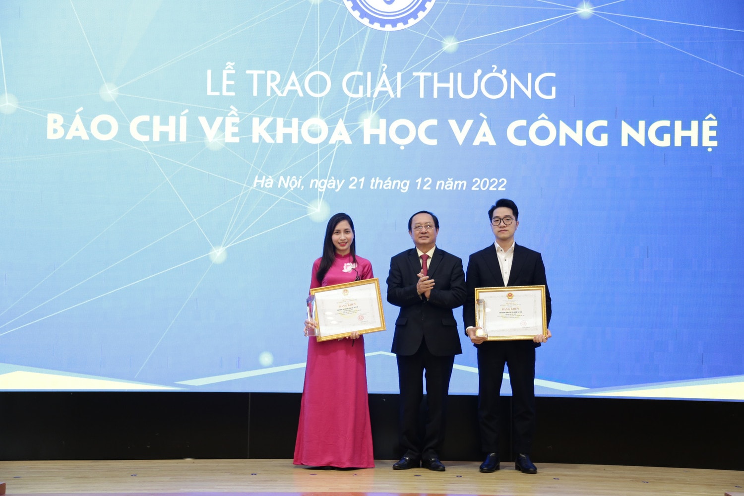 Bộ Khoa học và Công nghệ trao Giải thưởng báo chí về khoa học và công nghệ năm 2021 - Ảnh 2.