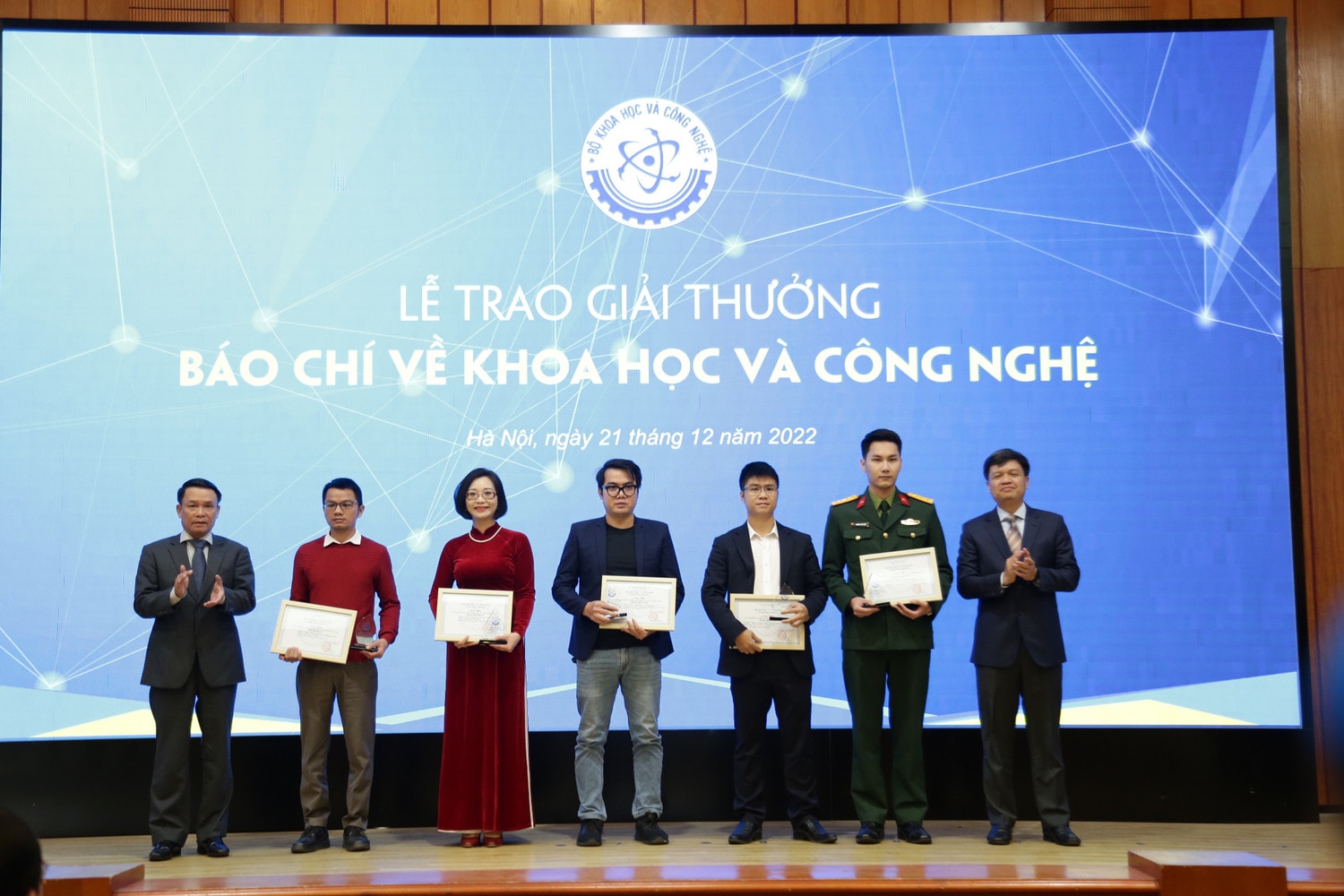 Bộ Khoa học và Công nghệ trao Giải thưởng báo chí về khoa học và công nghệ năm 2021 - Ảnh 3.