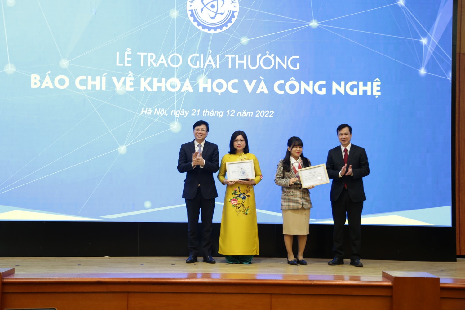 Bộ Khoa học và Công nghệ trao Giải thưởng báo chí về khoa học và công nghệ năm 2021 - Ảnh 4.