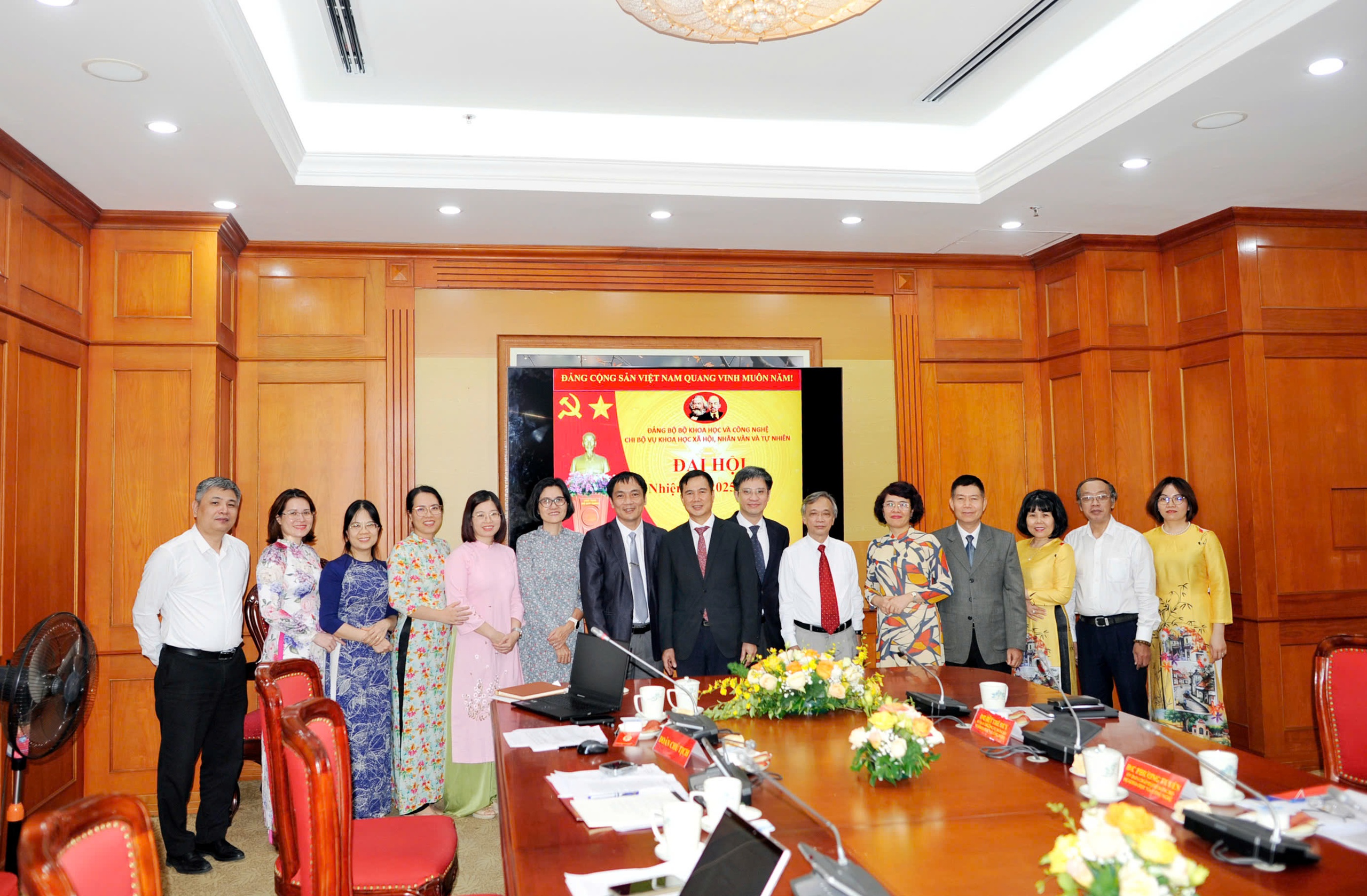 Chi bộ Vụ Khoa học Xã hội, Nhân văn và Tự nhiên quyết tâm đổi mới, phát triển đồng bộ KH&CN lĩnh vực xã hội, nhân văn và tự nhiên - Ảnh 2.