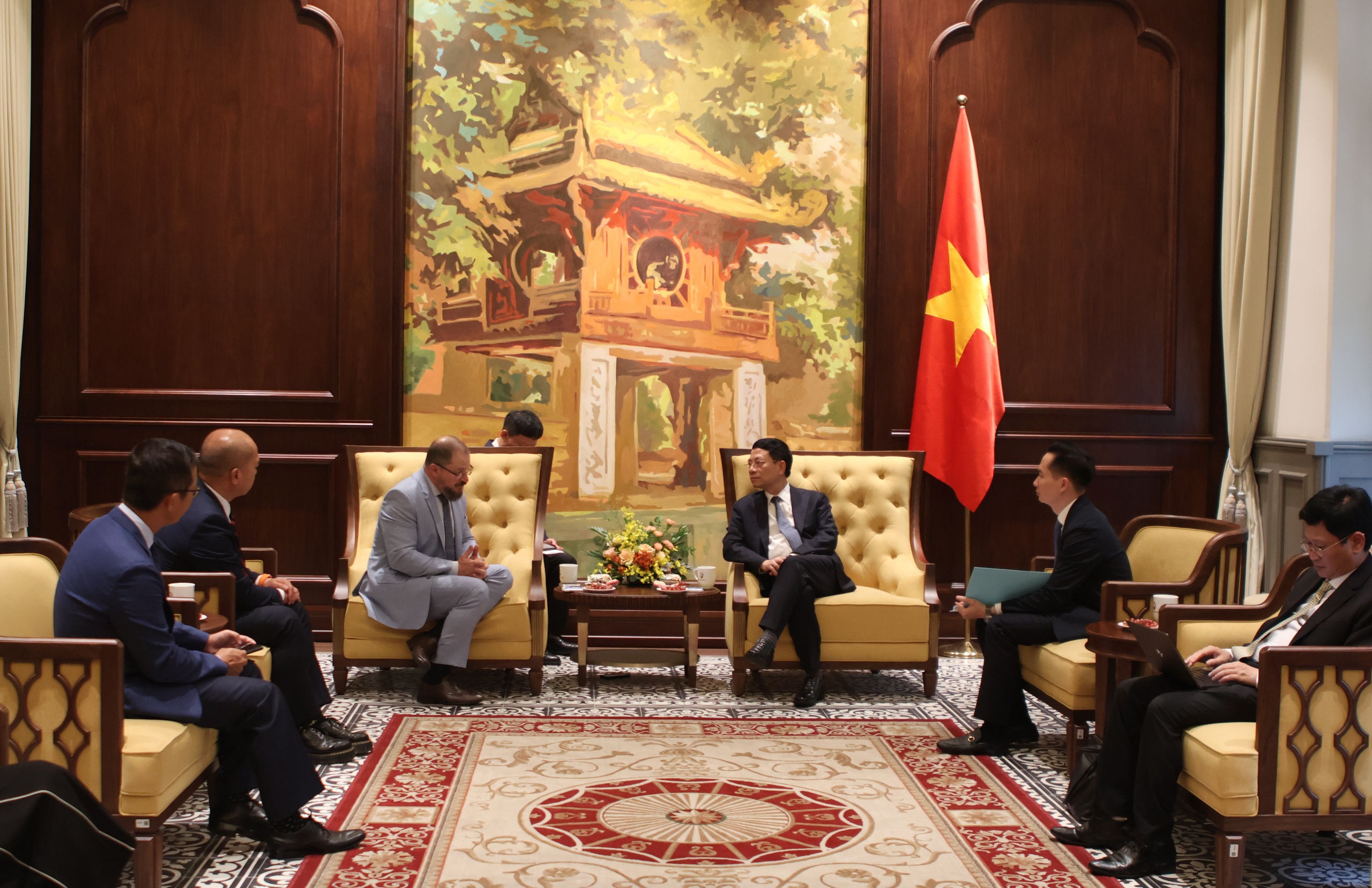 Nguyễn Manh Hung miniszter fogadta a Qualcomm Csoport elnökét - 1. kép. Bộ trưởng Nguyễn Mạnh Hùng tiếp Chủ tịch Tập đoàn Qualcomm- Ảnh 1.