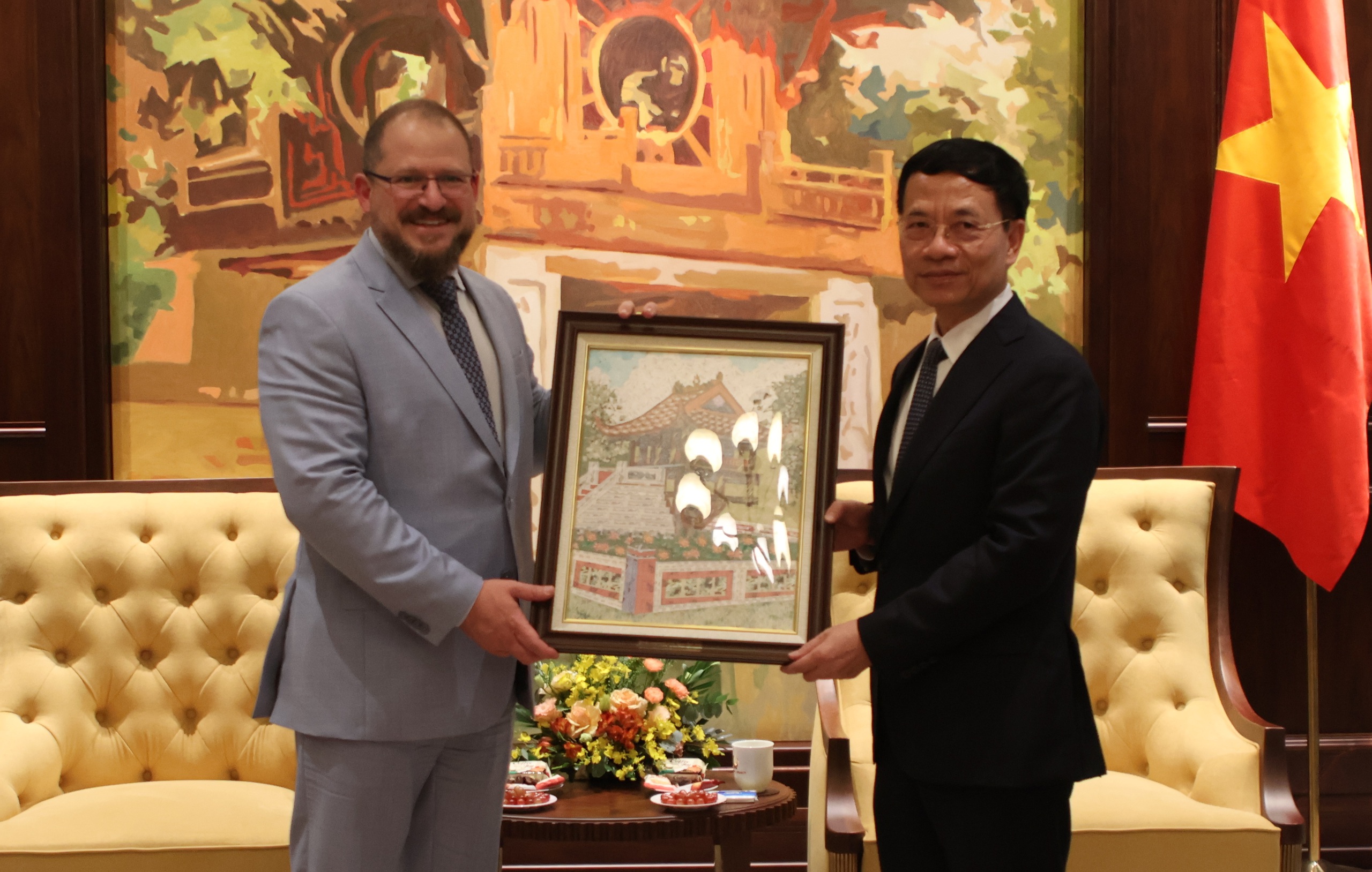 Nguyễn Manh Hung miniszter fogadta a Qualcomm Csoport elnökét - 2. kép. Bộ trưởng Nguyễn Mạnh Hùng tiếp Chủ tịch Tập đoàn Qualcomm- Ảnh 2.