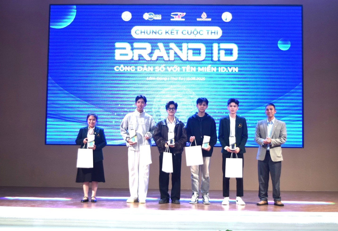 Chung kết Cuộc thi “BrandID – Công dân số với tên miền ID.VN”: Thế hệ trẻ kiến tạo thương hiệu số cùng ID.VN - Ảnh 12.