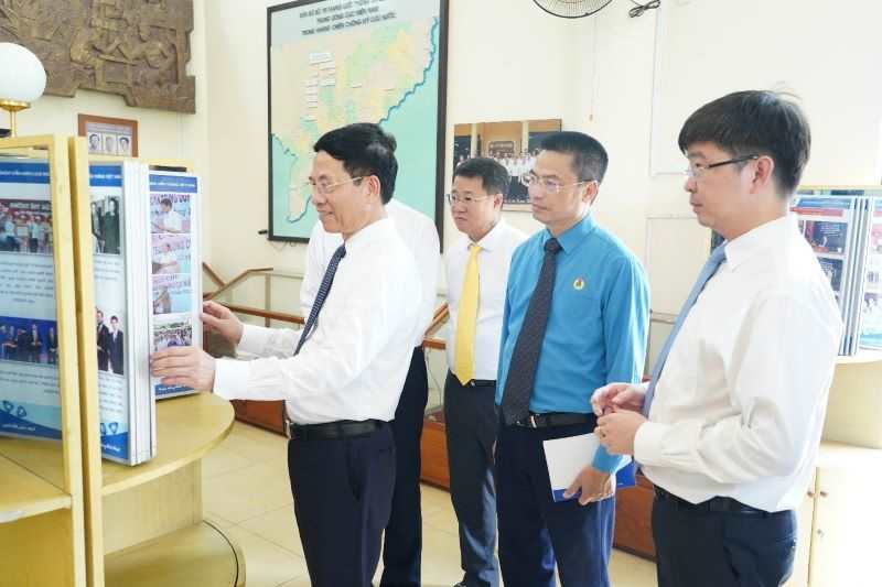 Bộ KH&CN dâng hương tưởng niệm anh hùng liệt sĩ ngành Bưu điện và khánh thành Khu nhà Truyền thống Giao bưu - Thông tin tại Tây Ninh - Ảnh 8.