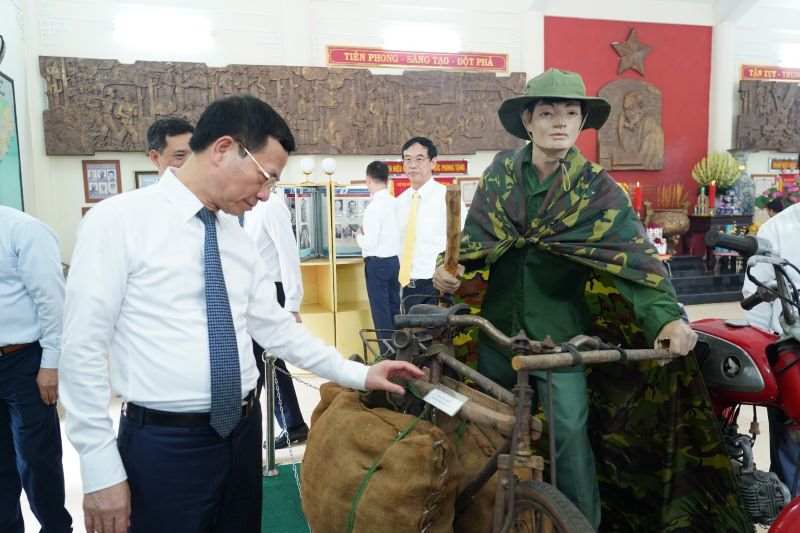 Bộ KH&CN dâng hương tưởng niệm anh hùng liệt sĩ ngành Bưu điện và khánh thành Khu nhà Truyền thống Giao bưu - Thông tin tại Tây Ninh - Ảnh 9.