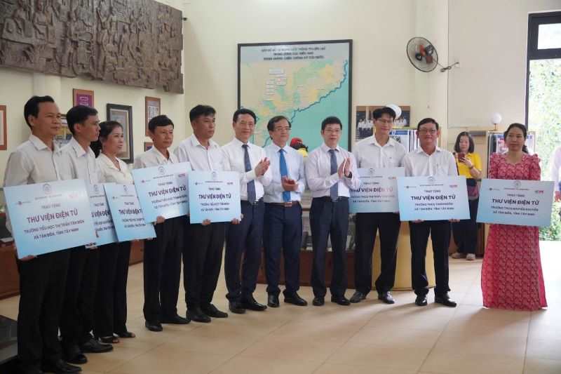 Bộ KH&CN dâng hương tưởng niệm anh hùng liệt sĩ ngành Bưu điện và khánh thành Khu nhà Truyền thống Giao bưu - Thông tin tại Tây Ninh - Ảnh 10.