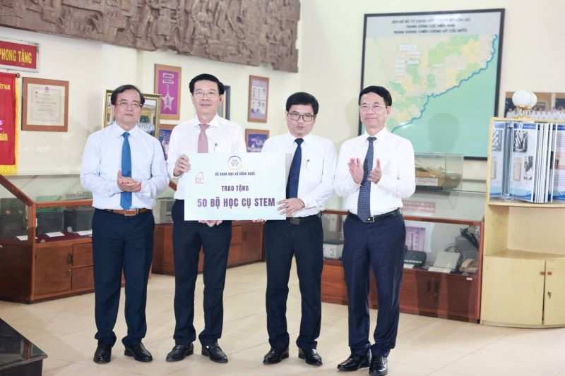 Bộ KH&CN dâng hương tưởng niệm anh hùng liệt sĩ ngành Bưu điện và khánh thành Khu nhà Truyền thống Giao bưu - Thông tin tại Tây Ninh - Ảnh 11.