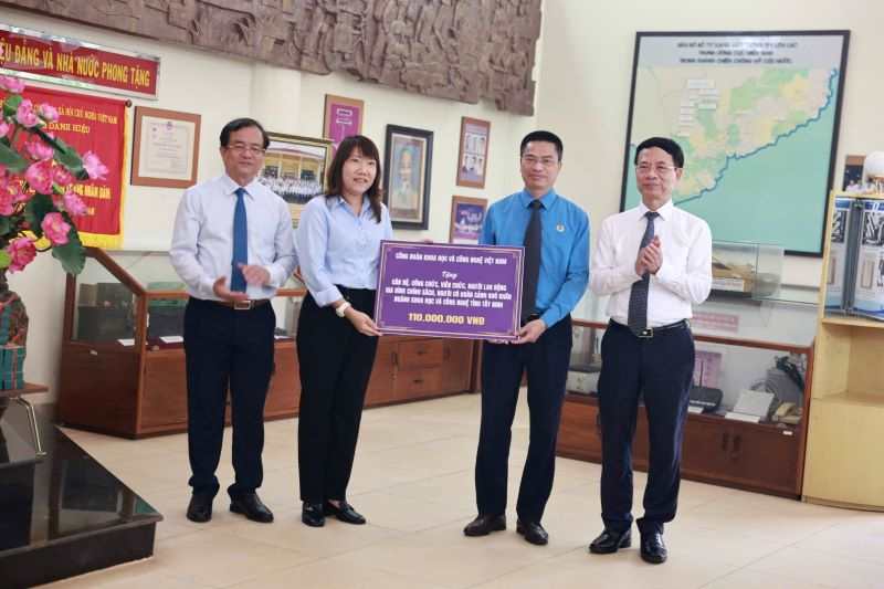 Bộ KH&CN dâng hương tưởng niệm anh hùng liệt sĩ ngành Bưu điện và khánh thành Khu nhà Truyền thống Giao bưu - Thông tin tại Tây Ninh - Ảnh 12.