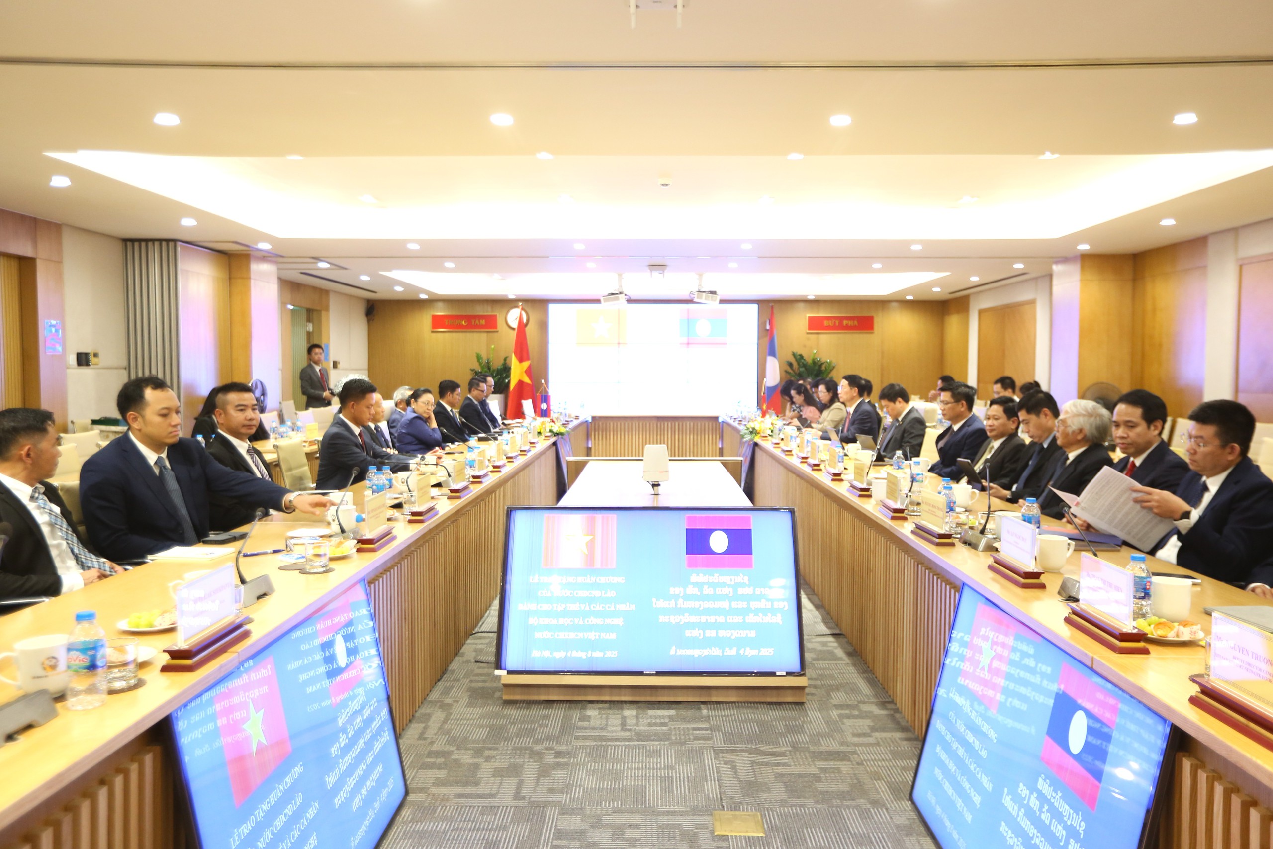 Lễ trao tặng Huân chương Lao động hạng Nhất và Huân chương Hữu nghị của Nước CHDCND Lào: Ghi nhận đóng góp thúc đẩy hợp tác KH&CN Việt - Lào - Ảnh 1.