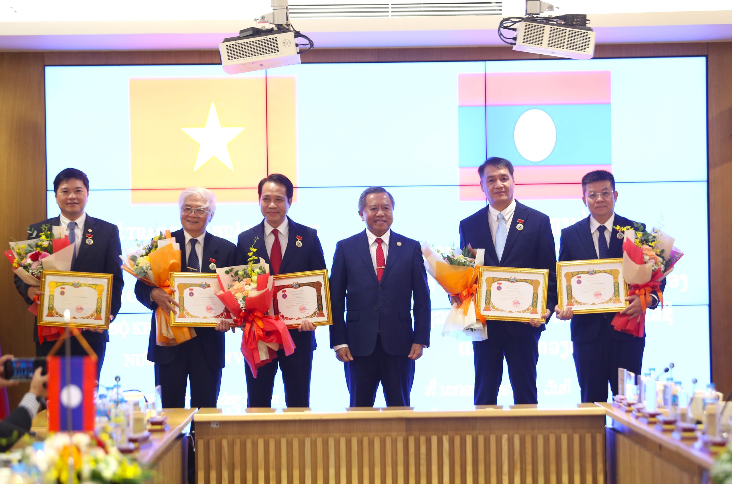 Lễ trao tặng Huân chương Lao động hạng Nhất và Huân chương Hữu nghị của Nước CHDCND Lào: Ghi nhận đóng góp thúc đẩy hợp tác KH&CN Việt - Lào - Ảnh 4.