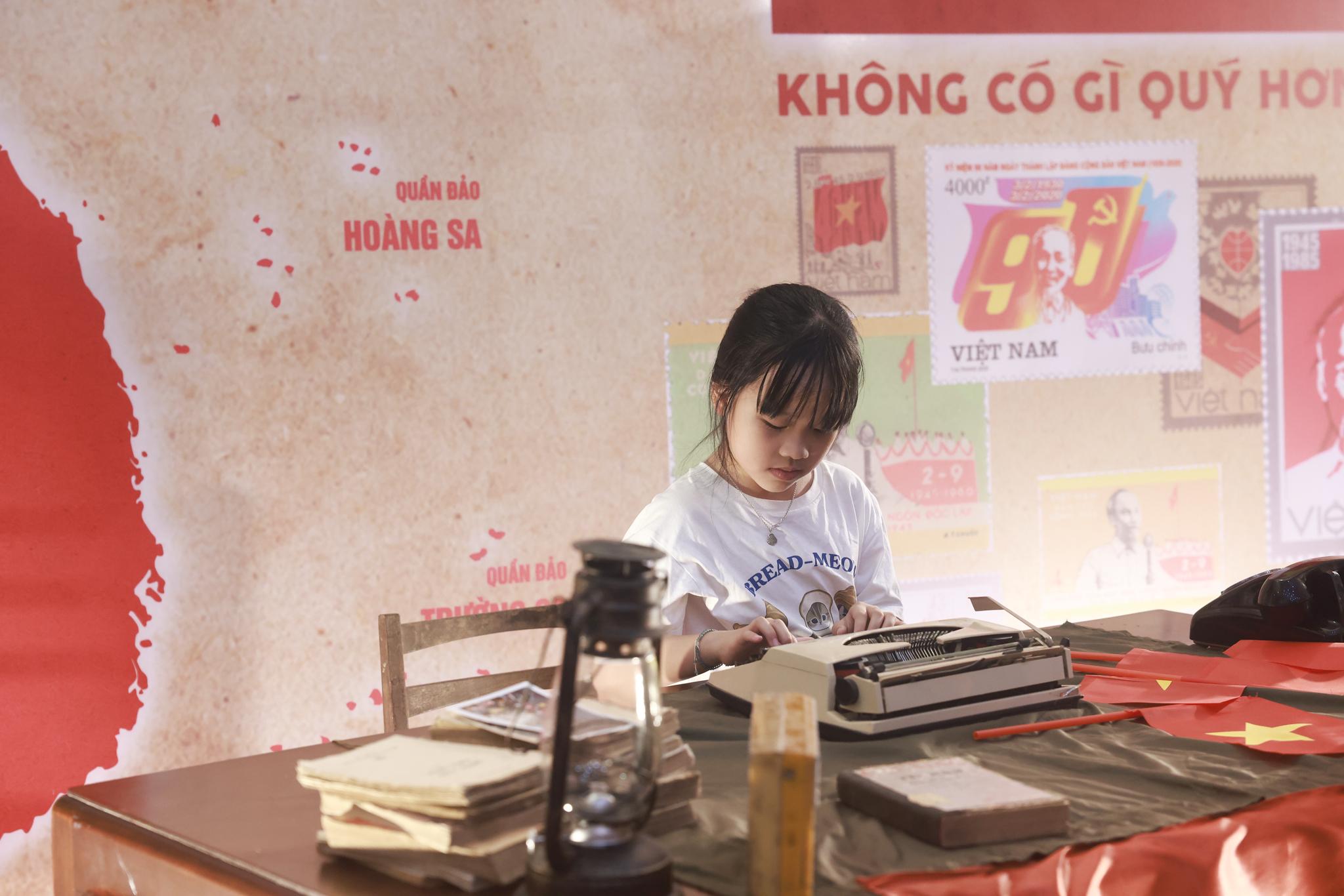 “Reis van trots - Alle vertrouwen uitstralend” ter ere van de 80e verjaardag van de Nationale Dag - Foto 4. “Hành trình tự hào - Gửi cả niềm tin” chào mừng 80 năm Quốc khánh- Ảnh 4.
