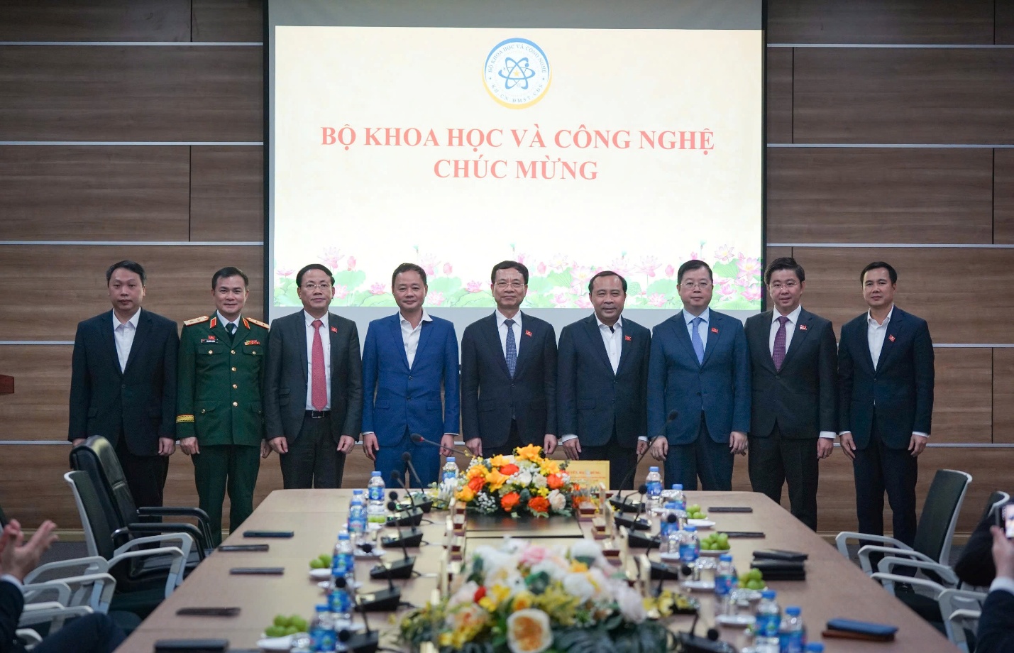 Bộ trưởng Nguyễn Mạnh Hùng chúc mừng các đồng chí Ủy viên Trung ương Đảng trưởng thành từ ngành Khoa học và Công nghệ - Ảnh 1.