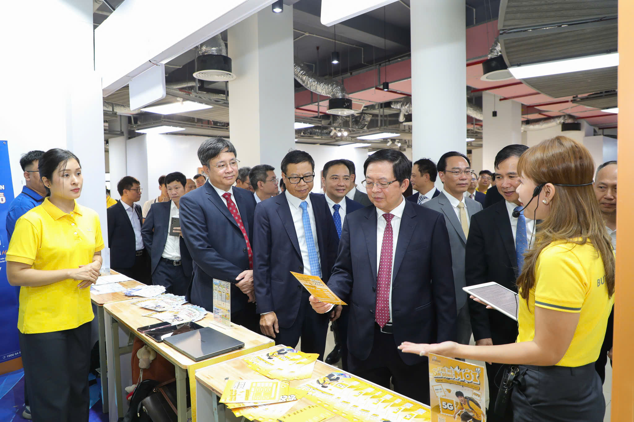 Vietnam Post đưa hệ sinh thái dịch vụ và công nghệ đến với sinh viên ĐHQG Hà Nội- Ảnh 1.