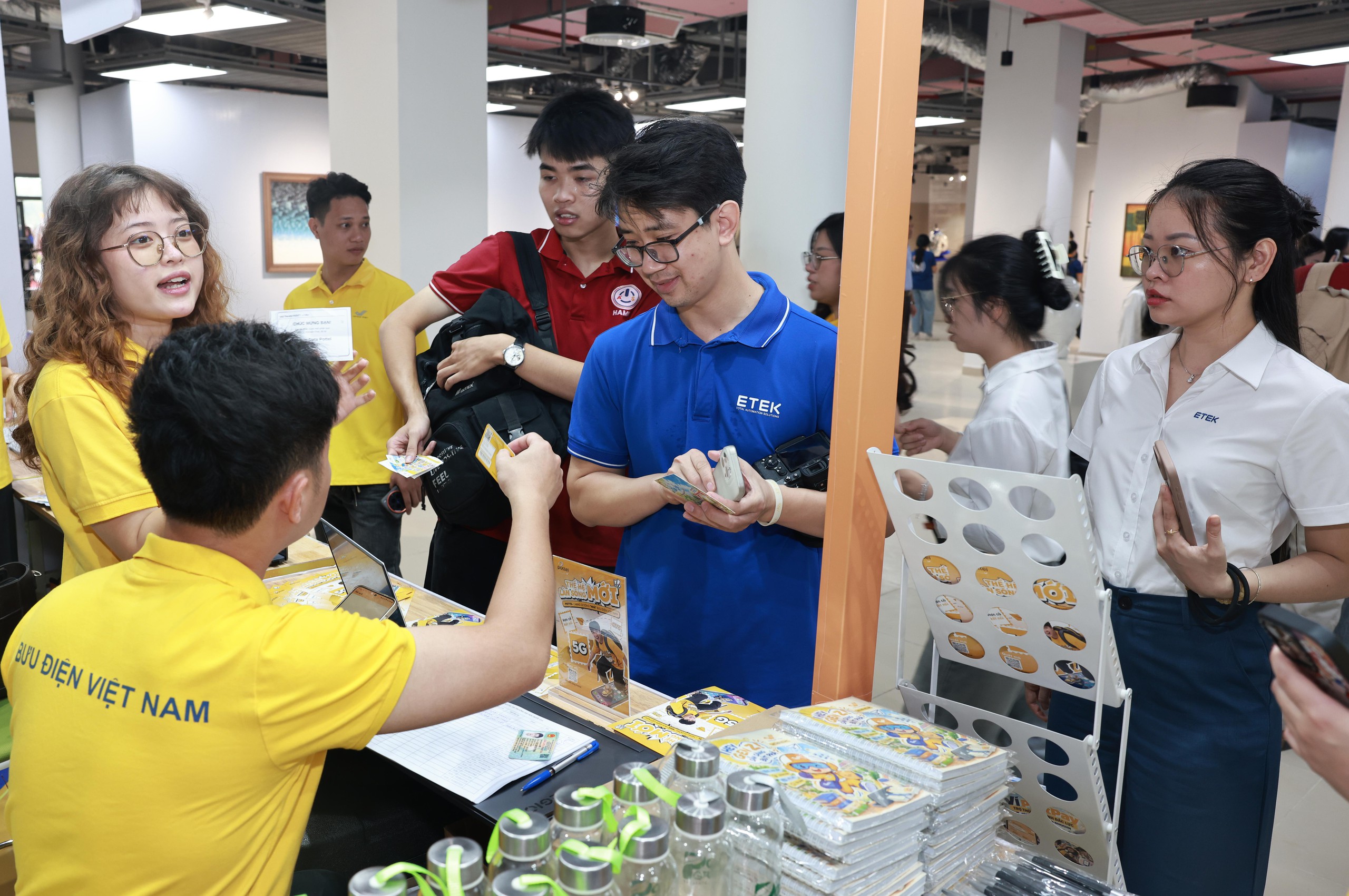 Vietnam Post đưa hệ sinh thái dịch vụ và công nghệ đến với sinh viên ĐHQG Hà Nội- Ảnh 7.