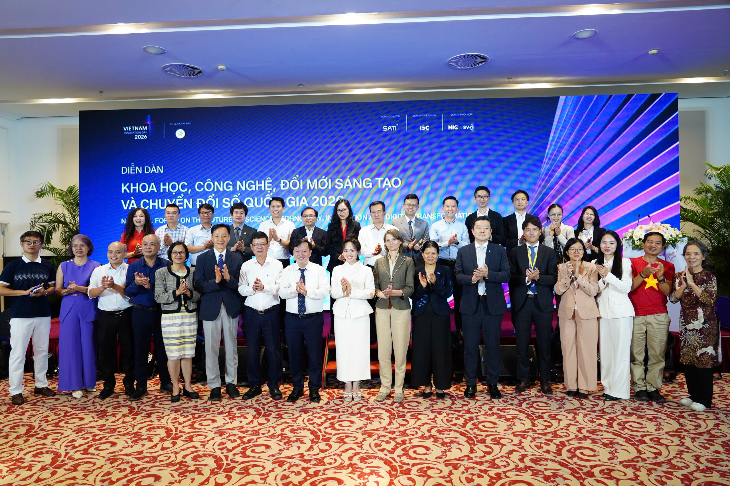 Đẩy mạnh chuyển từ nhận thức sang hành động thực chất, lấy doanh nghiệp làm trung tâm hệ sinh thái- Ảnh 1.