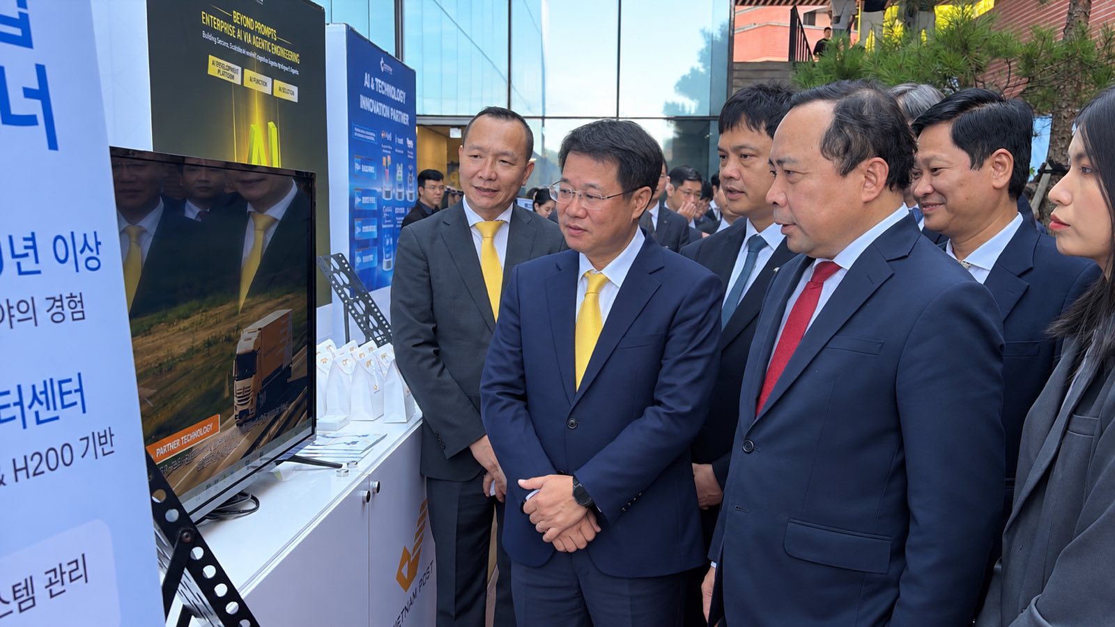Vietnam Post th&uacute;c đẩy hợp t&aacute;c c&ocirc;ng nghệ, hướng tới mạng lưới bưu ch&iacute;nh - logistics th&ocirc;ng minh- Ảnh 3.