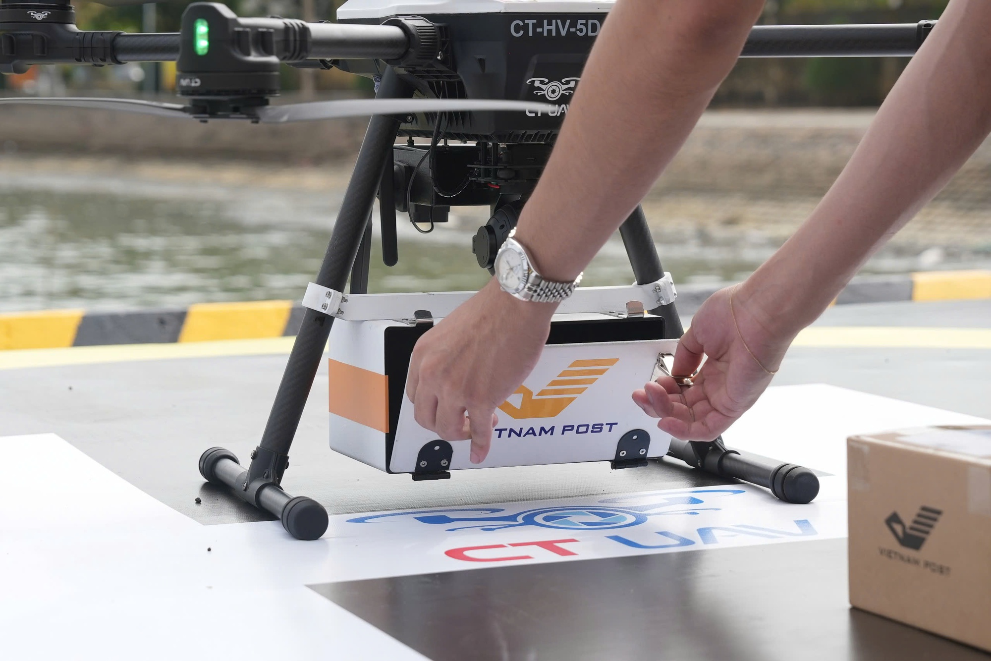 Bưu điện Việt Nam lần đầu đưa bưu kiện &ldquo;bay qua biển&rdquo; bằng thiết bị kh&ocirc;ng người l&aacute;i- Ảnh 5.