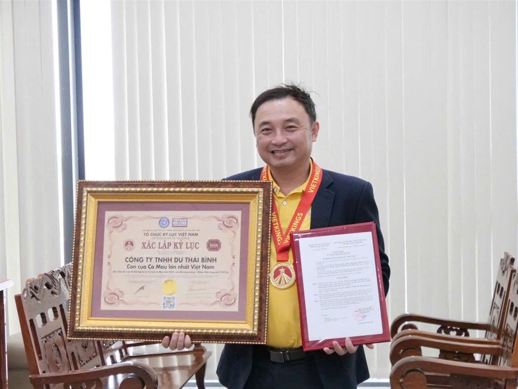 B&agrave;n giao Kỷ lục Việt Nam &ldquo;Con Cua C&agrave; Mau lớn nhất Việt Nam&rdquo;- Ảnh 1.