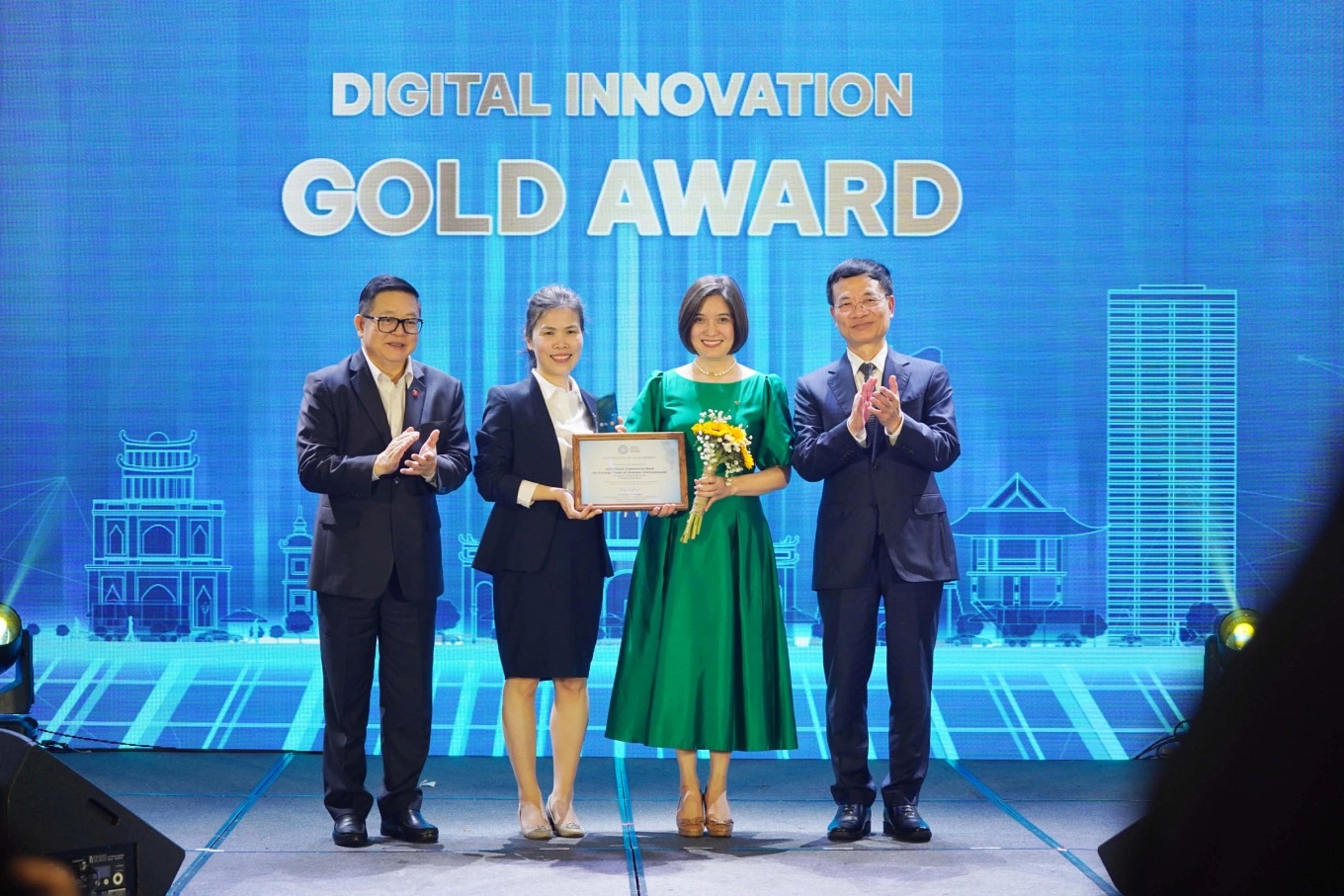 Đại diện Vietcombank, Phó Tổng giám đốc Phùng Nguyễn Hải Yến đã thay mặt ngân hàng nhận giải thưởng.
