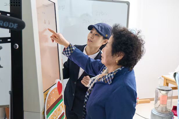 C&ocirc;ng nghệ ph&aacute;t triển qu&aacute; nhanh, người gi&agrave; H&agrave;n Quốc xoay xở ra sao?- Ảnh 1.