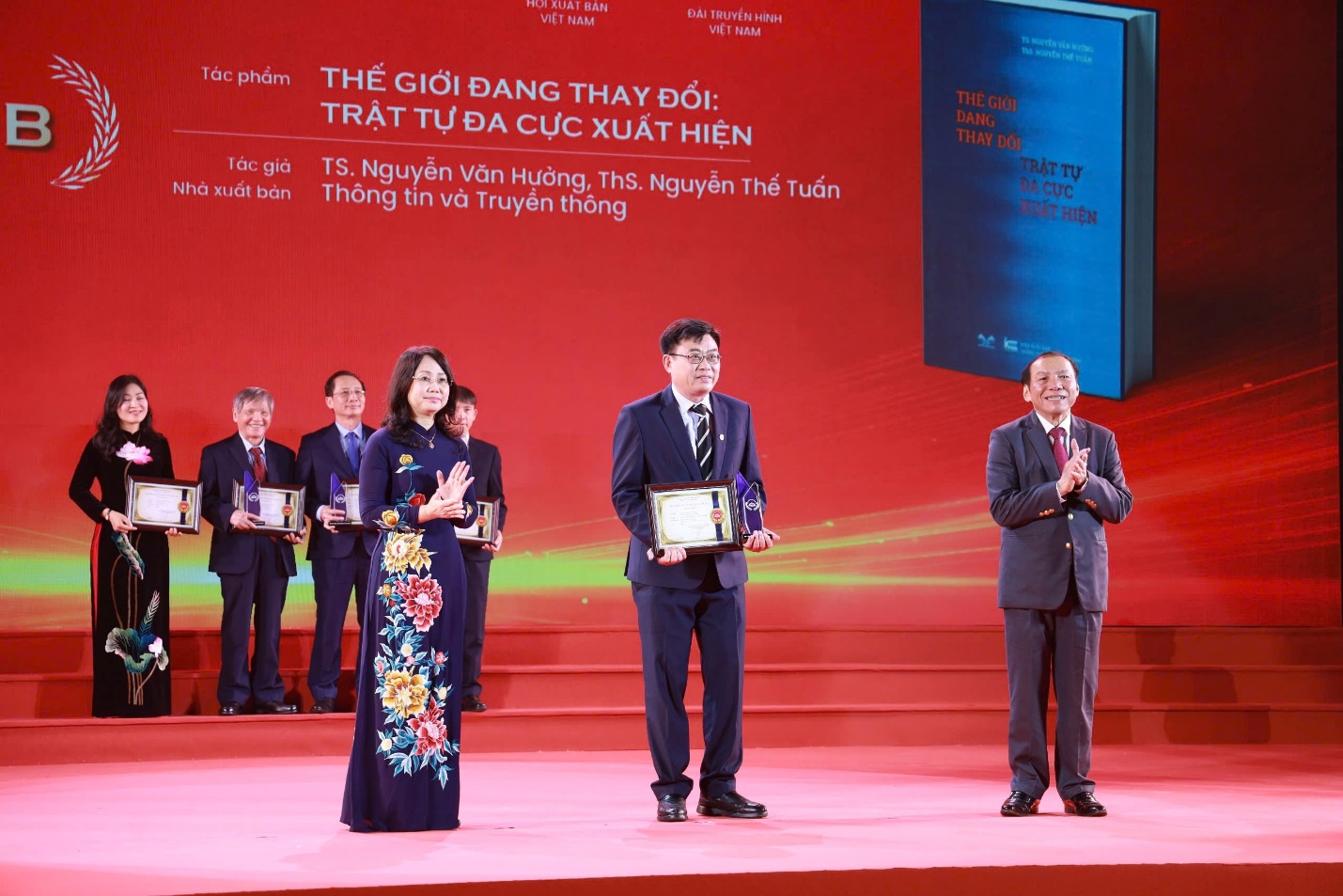 Hai cuốn s&aacute;ch của Nh&agrave; xuất bản Khoa học - C&ocirc;ng nghệ - Truyền th&ocirc;ng đạt Giải B Giải thưởng S&aacute;ch Quốc gia Việt Nam lần thứ VIII- Ảnh 2.