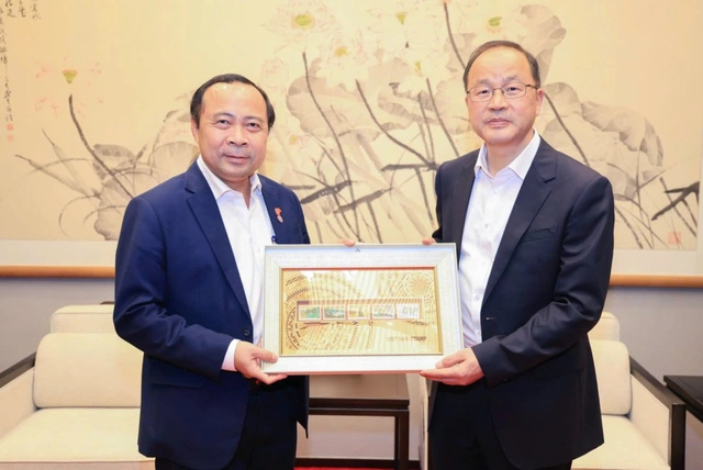 Bộ trưởng Bộ KH&CN Việt Nam Vũ Hải Quân tặng quà lưu niệm Bí thứ Đảng ủy, Chủ tịch Hội đồng trường Đại học Bắc Kinh Hà Quang Tài. Bộ trưởng Bộ KH&CN Việt Nam Vũ Hải Quân tặng quà lưu niệm Bí thứ Đảng ủy, Chủ tịch Hội đồng trường Đại học Bắc Kinh Hà Quang Tài.