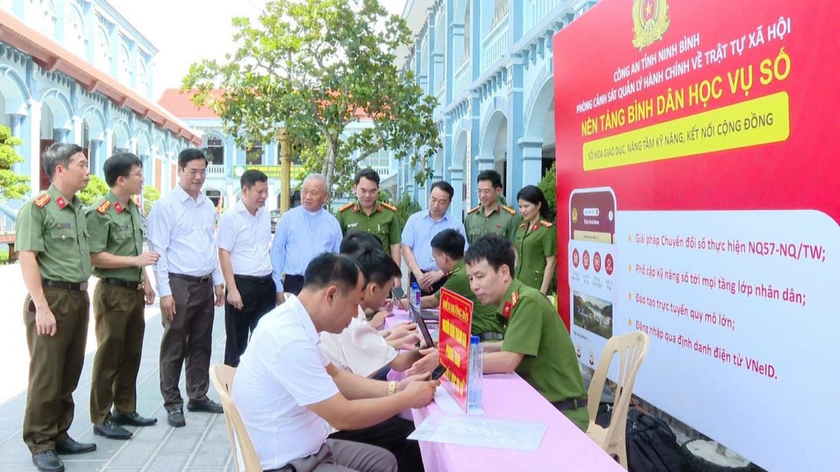 Ninh B&igrave;nh triển khai s&acirc;u rộng phong tr&agrave;o &ldquo;B&igrave;nh d&acirc;n học vụ số&rdquo;, thu hẹp khoảng c&aacute;ch số trong cộng đồng- Ảnh 1.