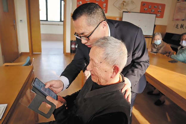 Người cao tuổi trước "r&agrave;o cản số": Từ nỗi sợ m&atilde; QR đến cơ hội với AI- Ảnh 1.